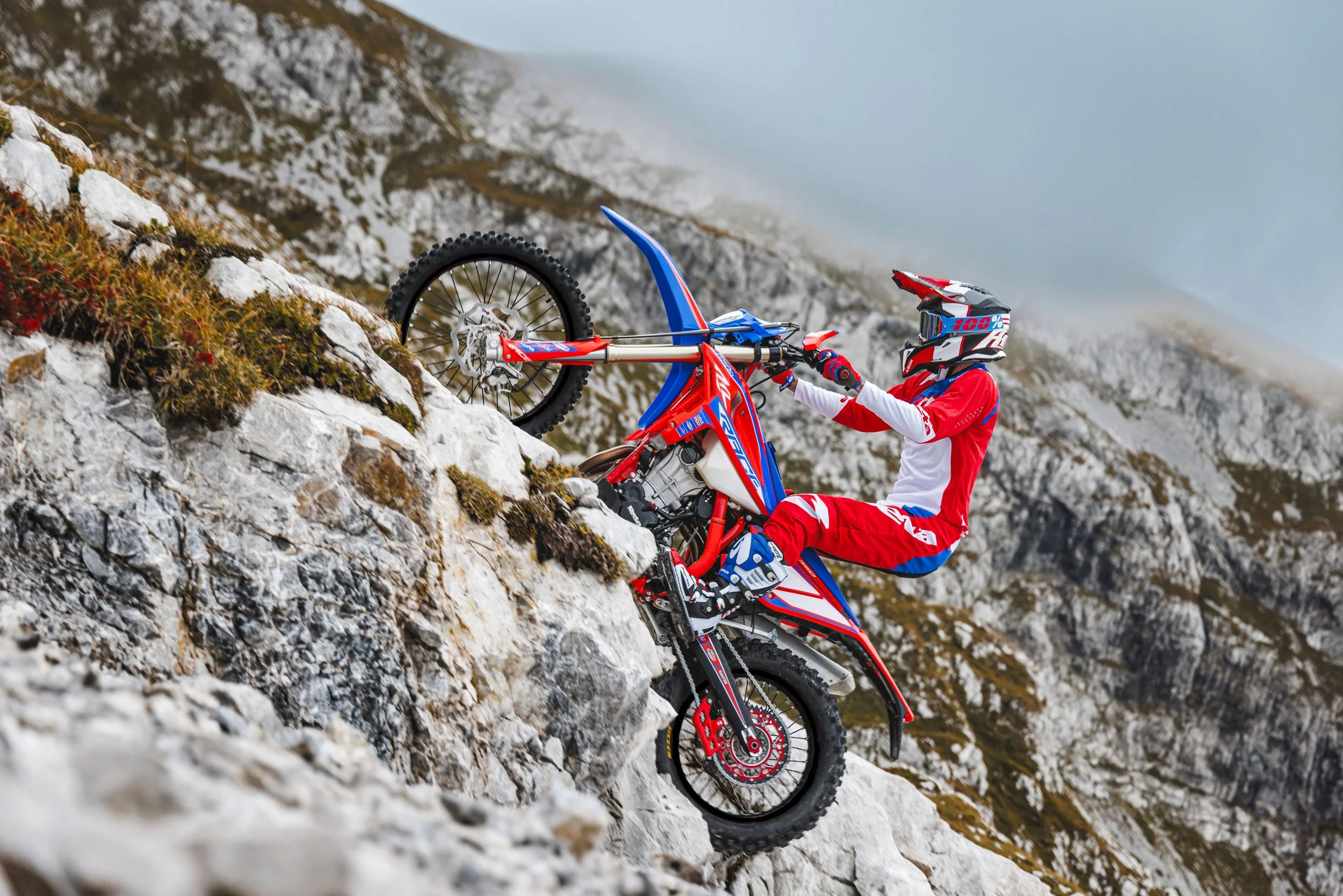 RR-Race-4T-My25-8-LR-BLACK (1).jpg