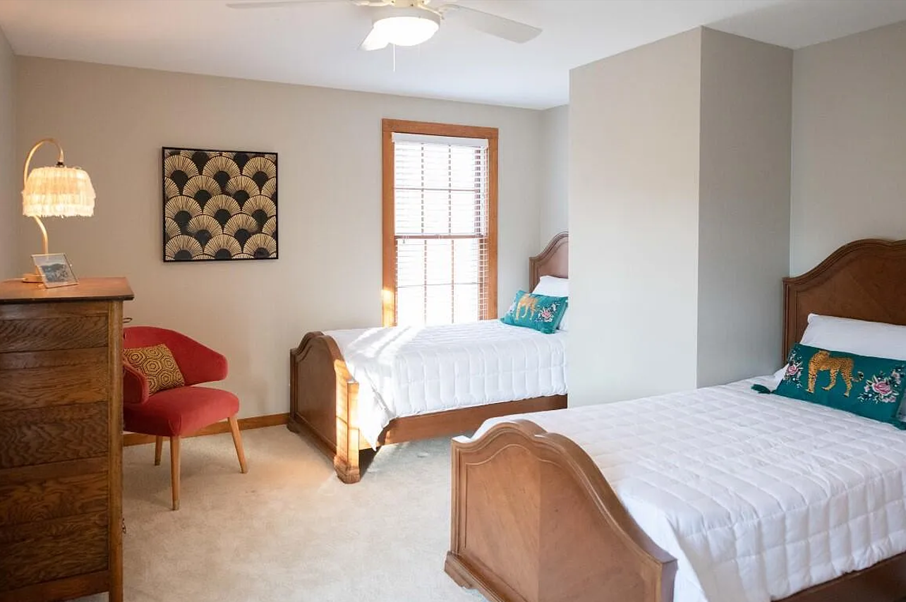 Room 7 - 2 Twin Beds - 2nd Floor - No Fireplace