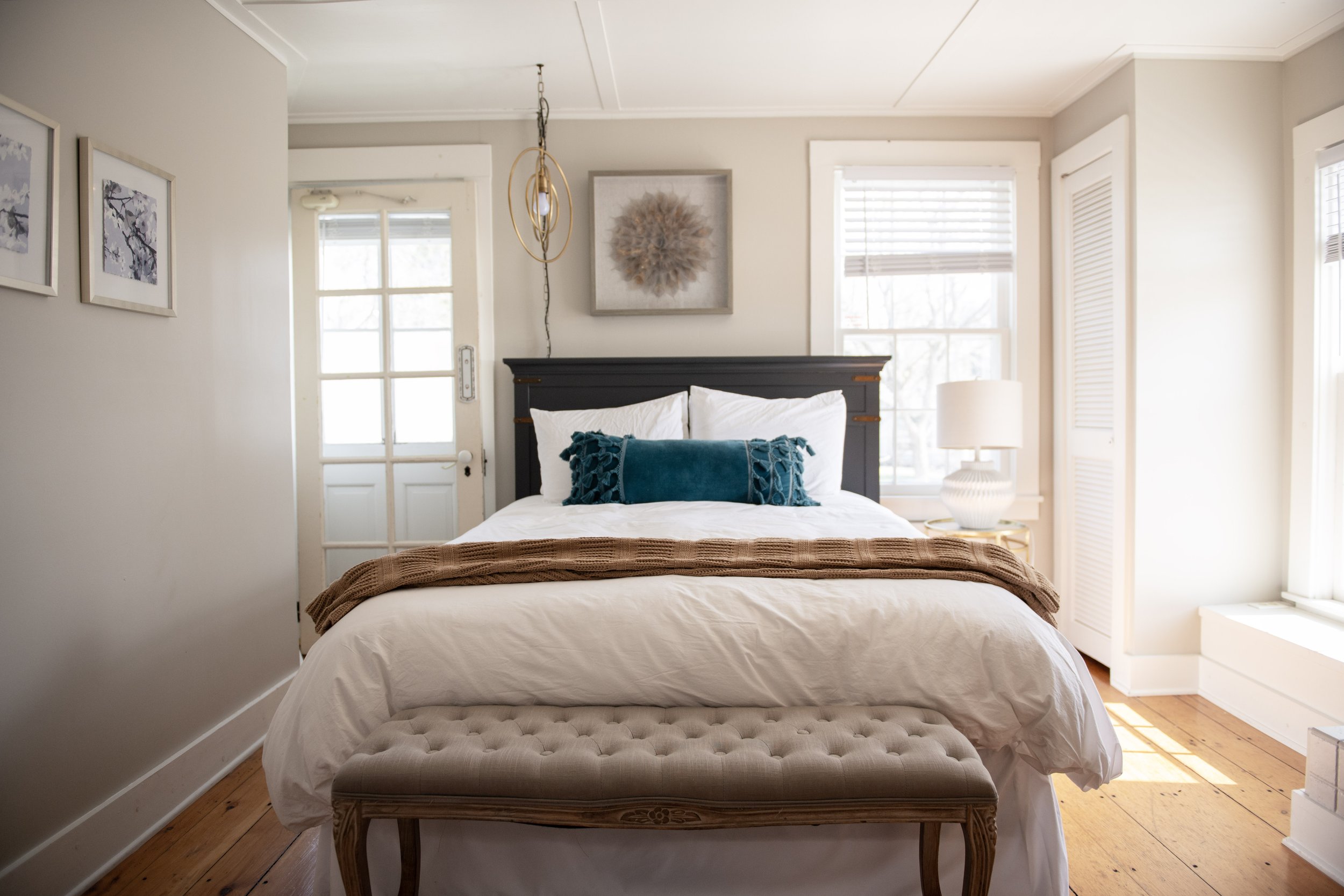 Room 5 - Queen Bed Suite (2 rooms) -  Top Floor - Trundle Bed - Custom Fireplace - Full Private Bath