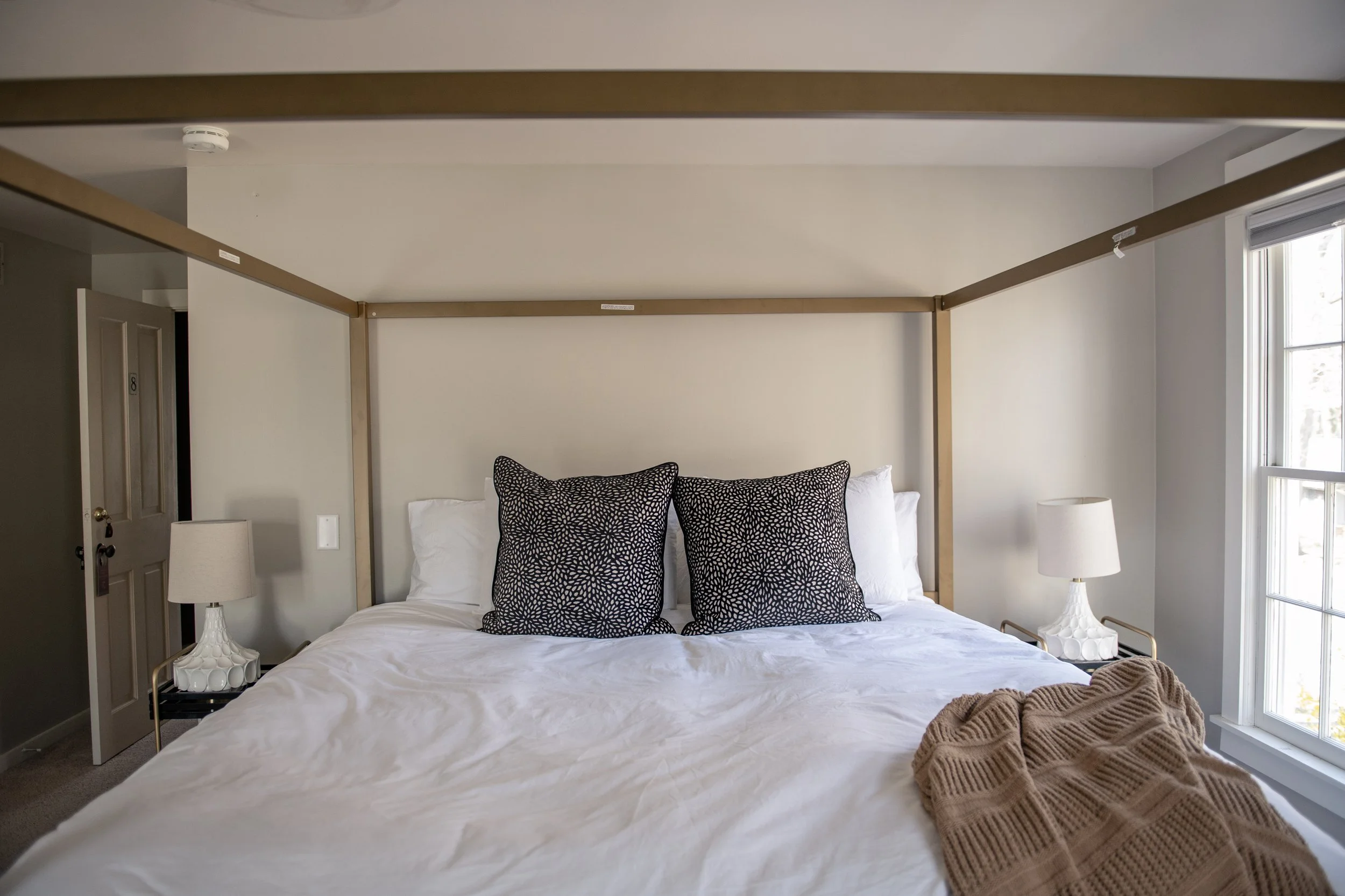 Room 8 - King Bed - Private Balcony - Fireplace for Ambiance - Smart TV - Full Bath