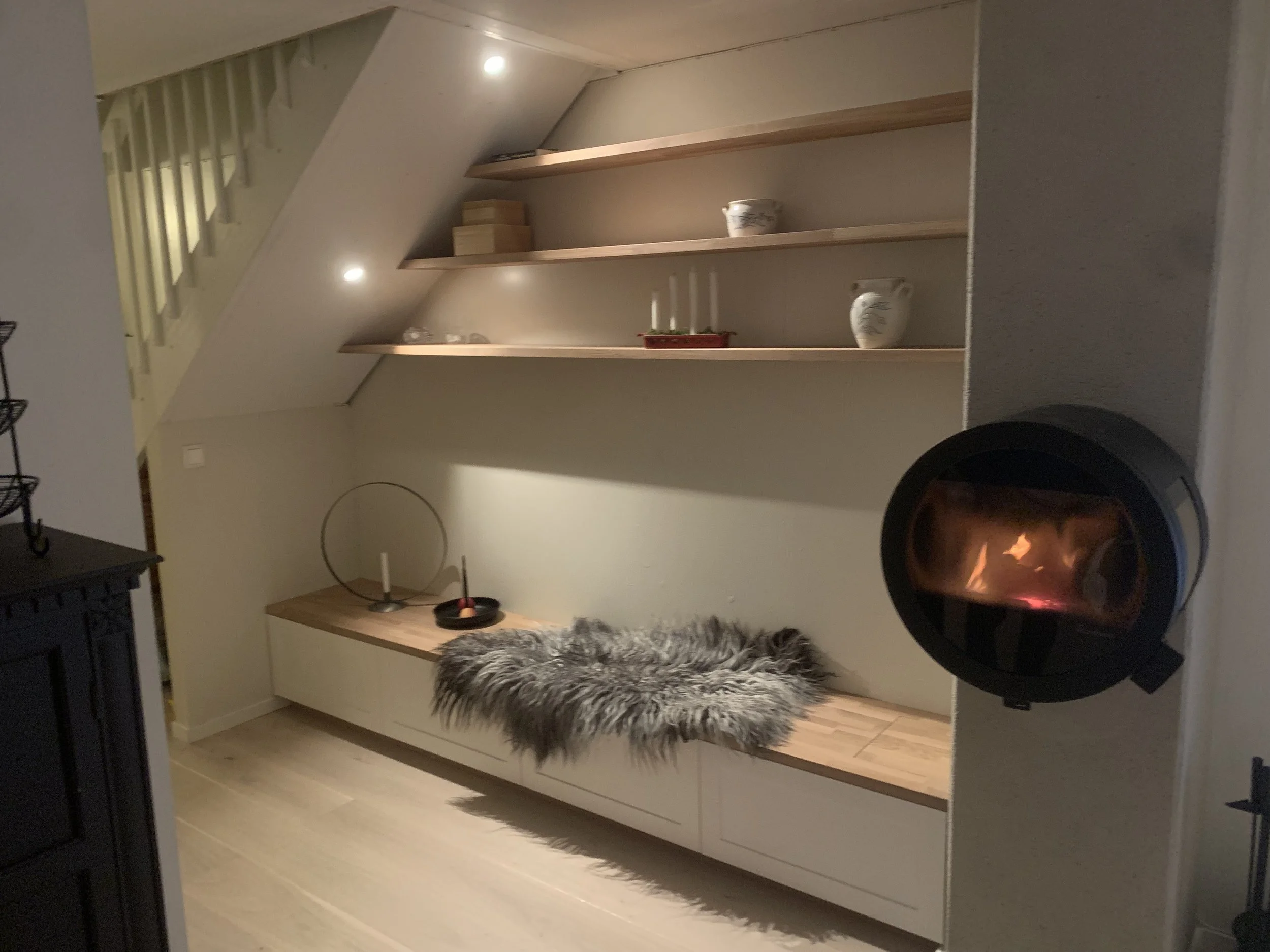 Sitting bench with floating shelving, sittebenk, hyller, eik hyller, benk med eik top,  made by Snekker Travis Johnson