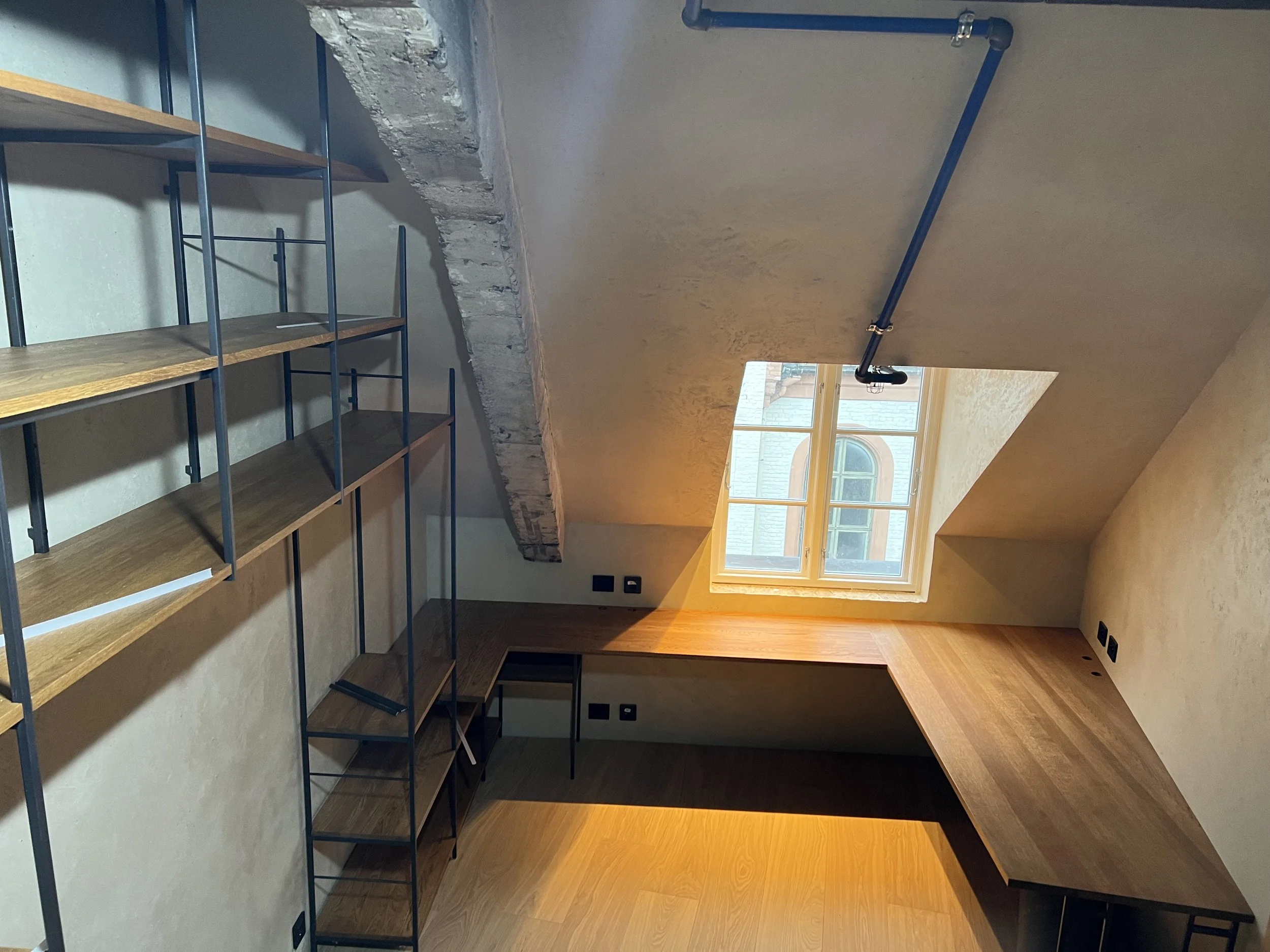 book shelf, bok hyller, oak and steel book shelf, office, ladder book shelf, work space, made by Snekker Travis Johnson
