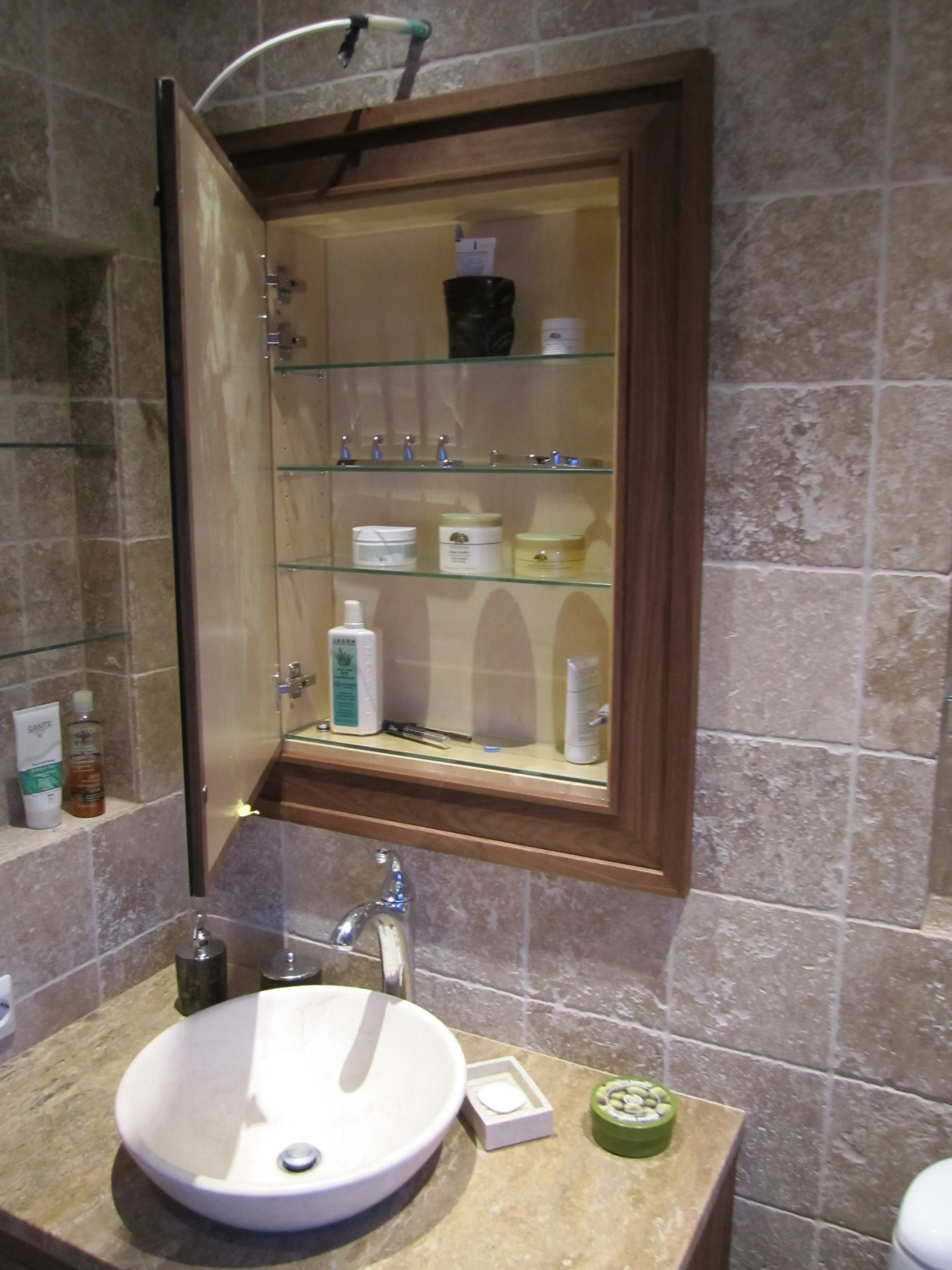 Walnut bathroom cabinet and mirror, valnøtt baderoms møbler og speil, made by Snekker Travis Johnson