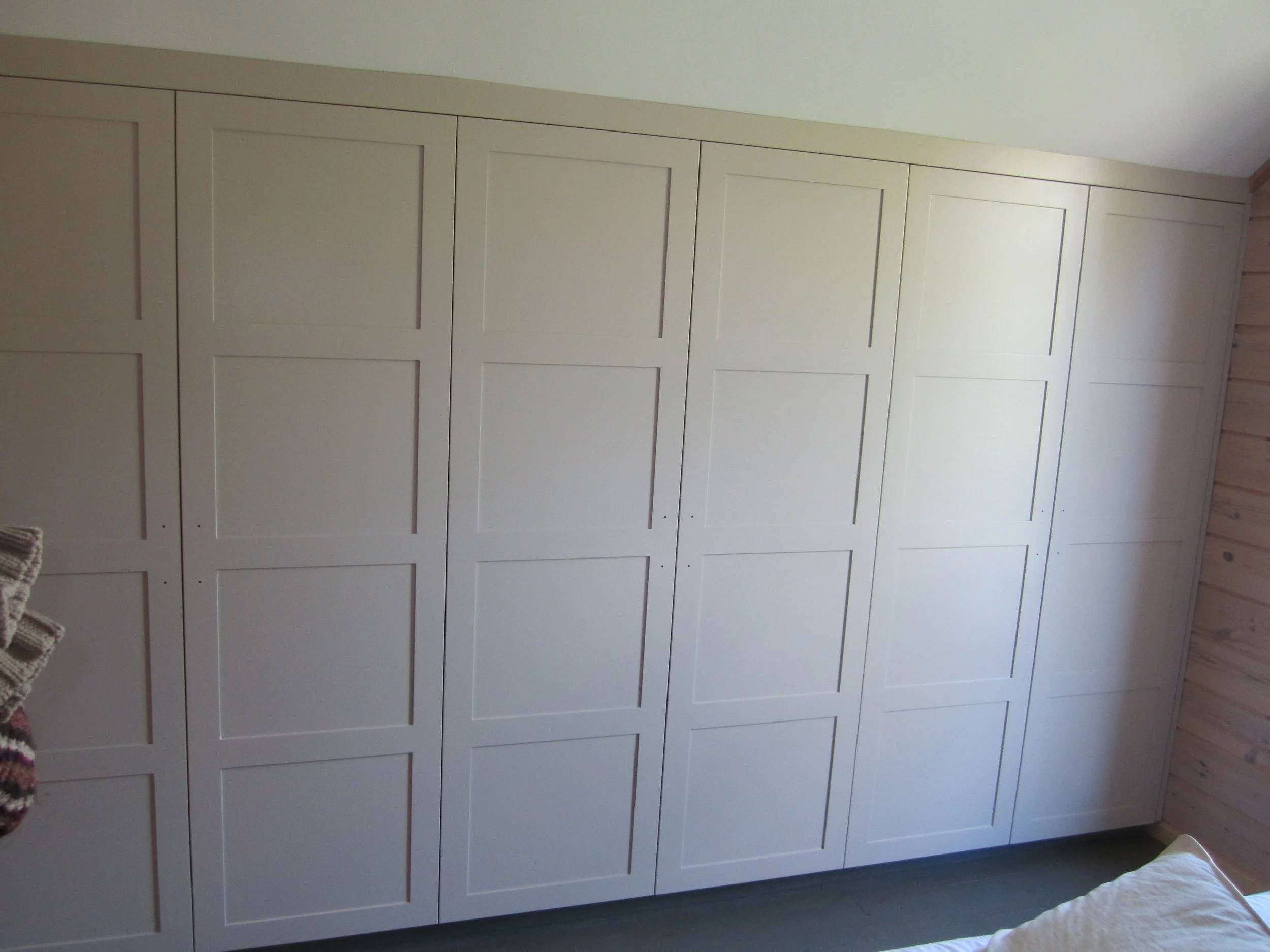 garderobe under skråtak, custom wardrobe, painted cabinet doors, made by Snekker Travis Johnson