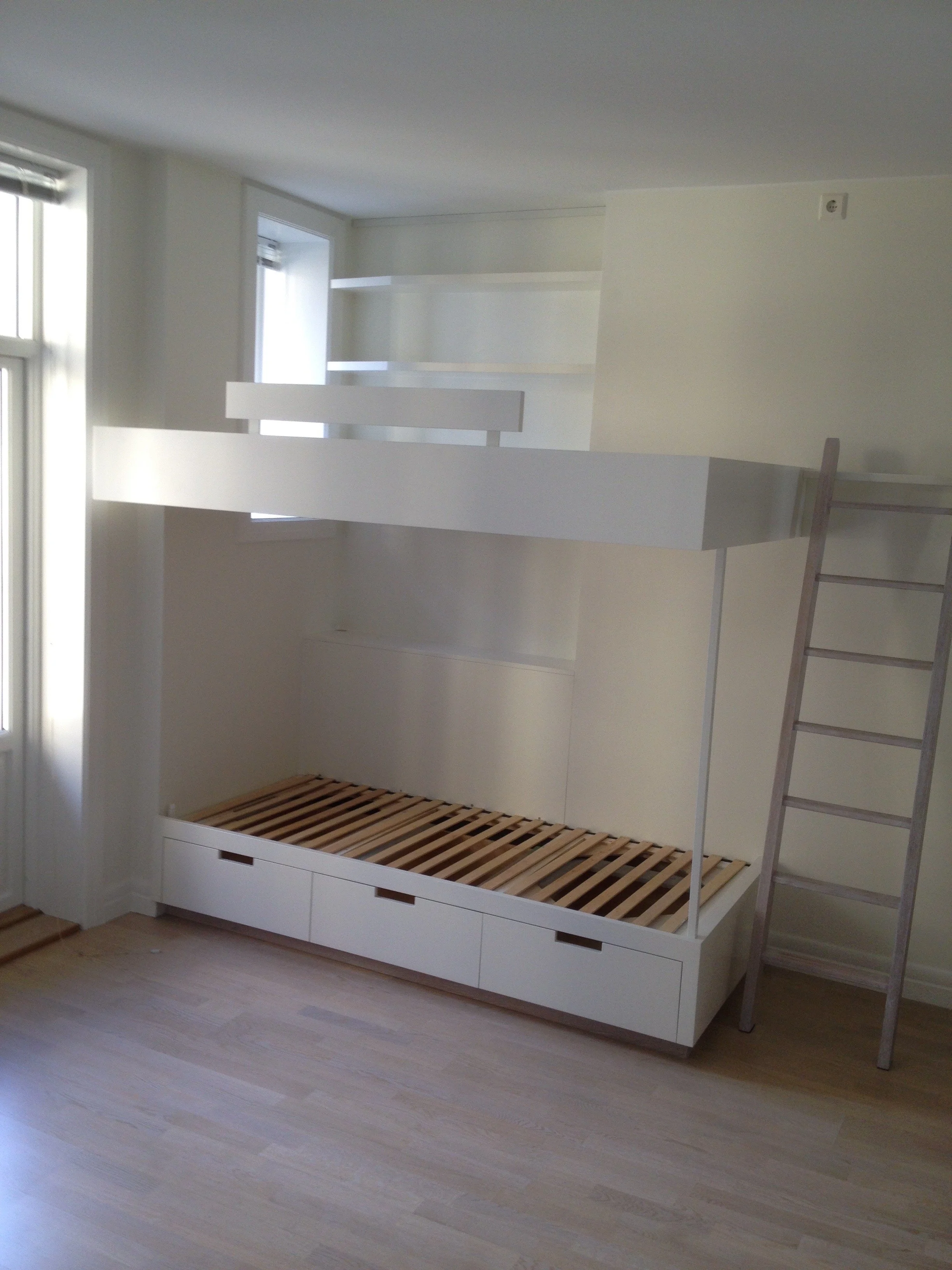 bunk beds, built-in bed, innbyggetseng, wooden ladder, tre stiger, made by Snekker Travis Johnson