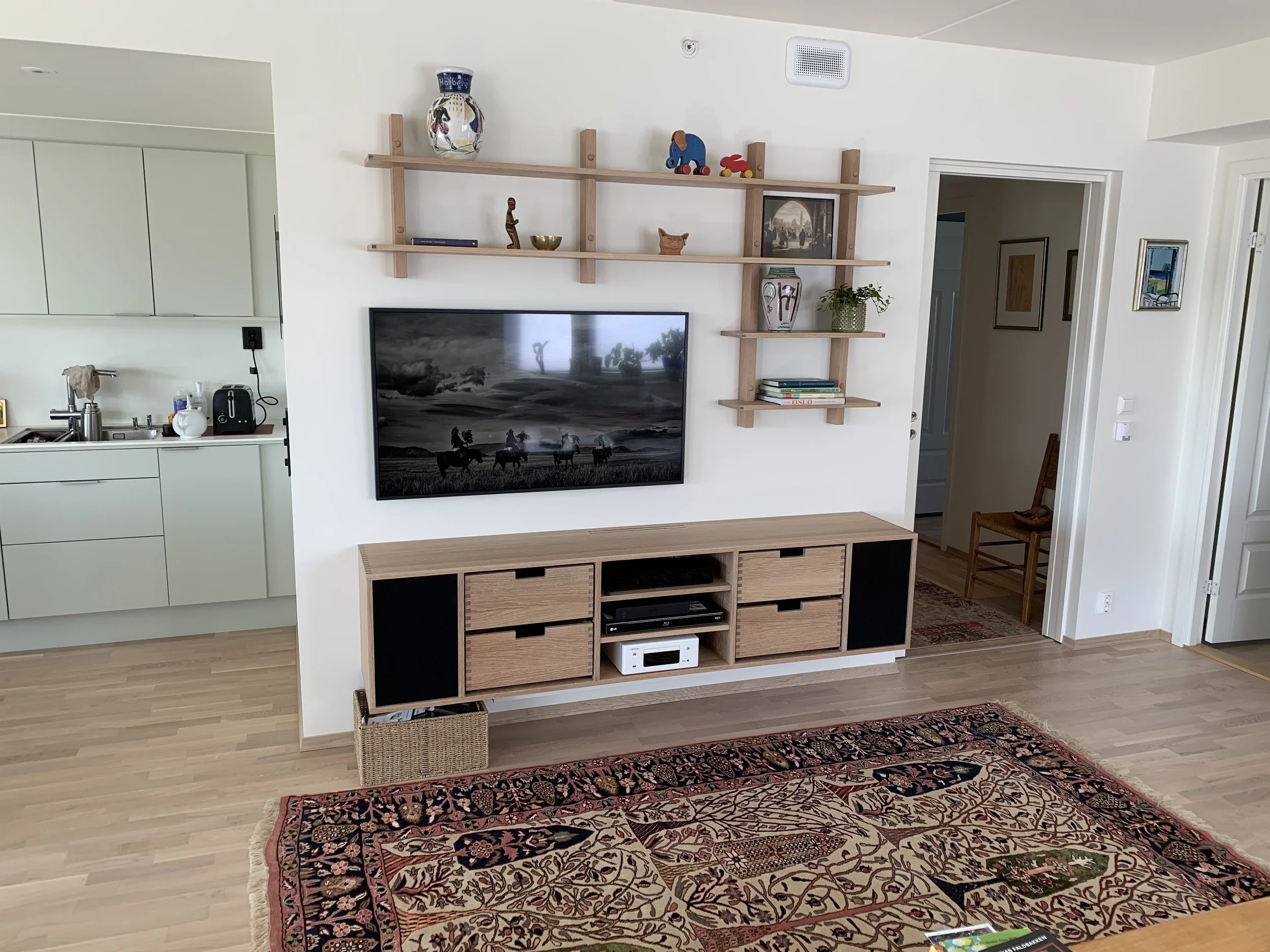 Oak T.V. cabinet, living room furniture, stua møbler, eik møbler, made by Snekker Travis Johnson
