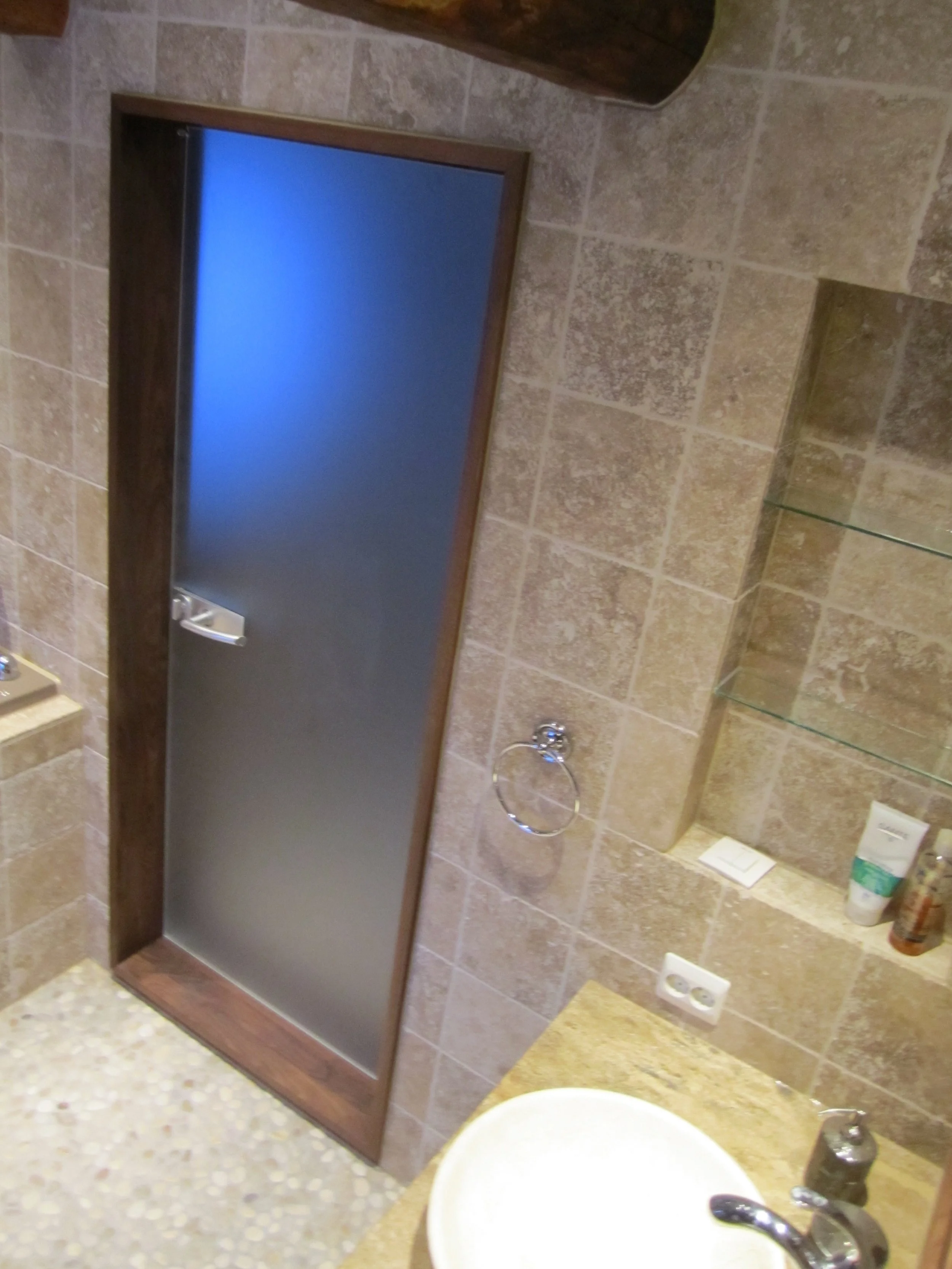 Walnut frosted glass door frame, valnøtt dør ramme, made by Snekker Travis Johnson