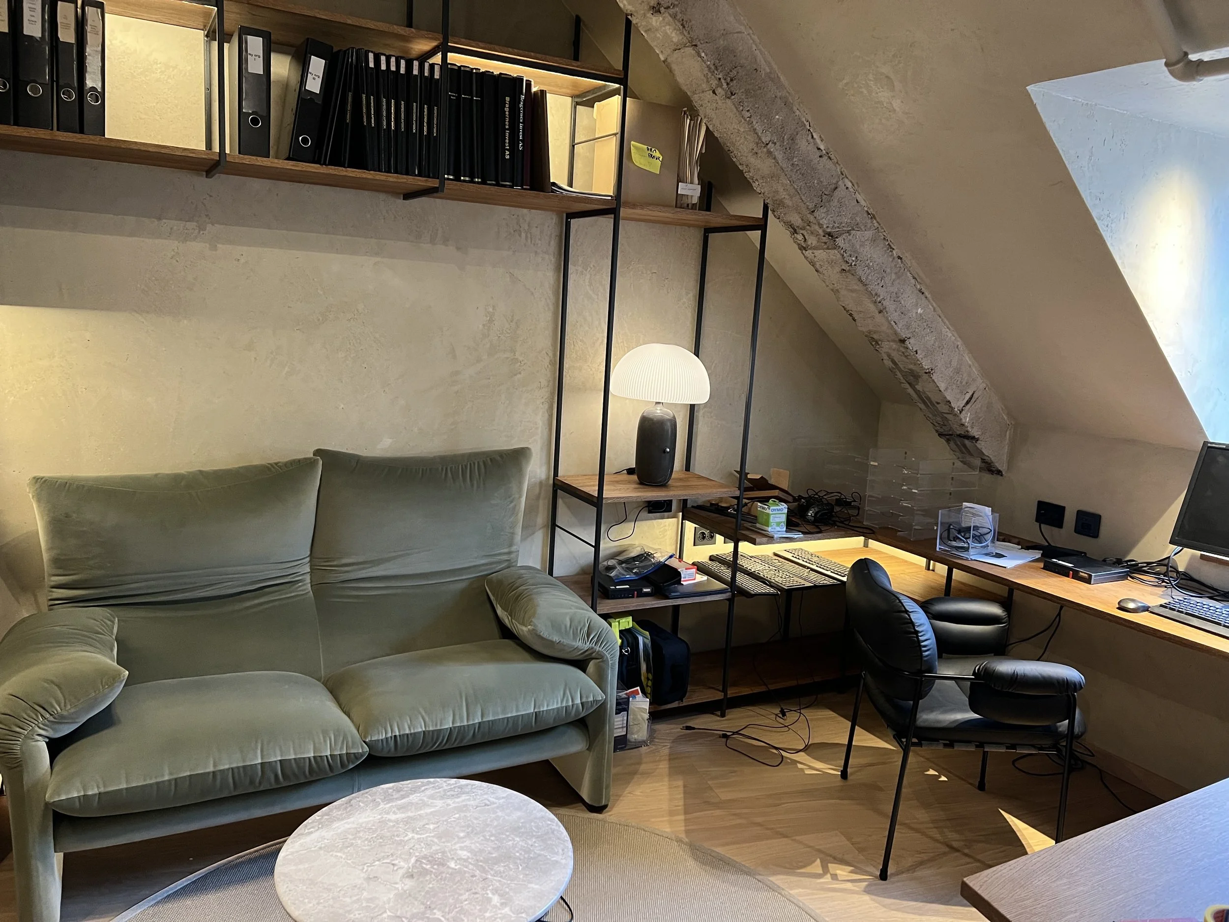 book shelf, bok hyller, oak and steel book shelf, office, ladder book shelf, work space, made by Snekker Travis Johnson
