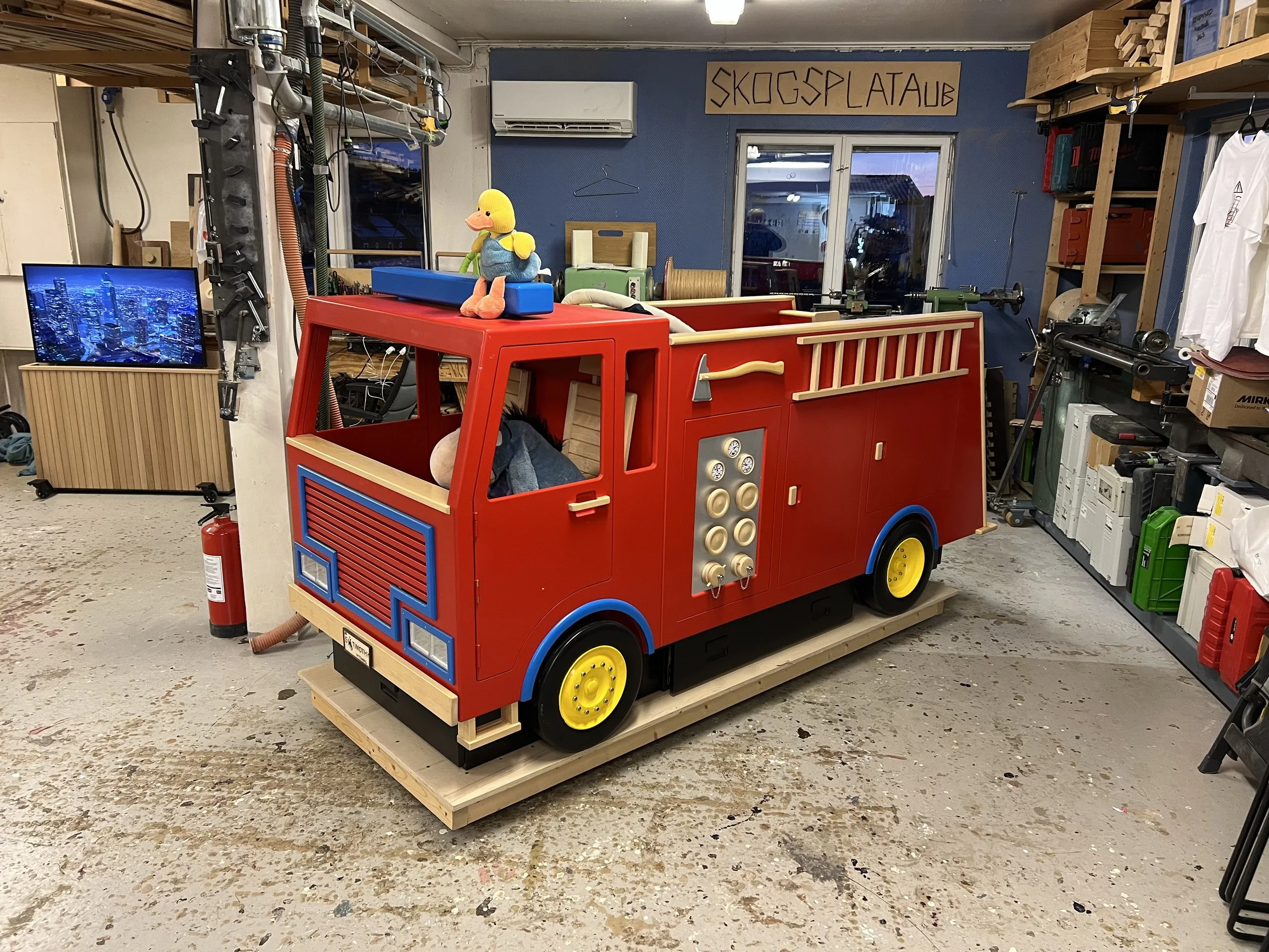 Brannbil seng, fire engine bed, barnerom, childrens room, made by Snekker Travis Johnson
