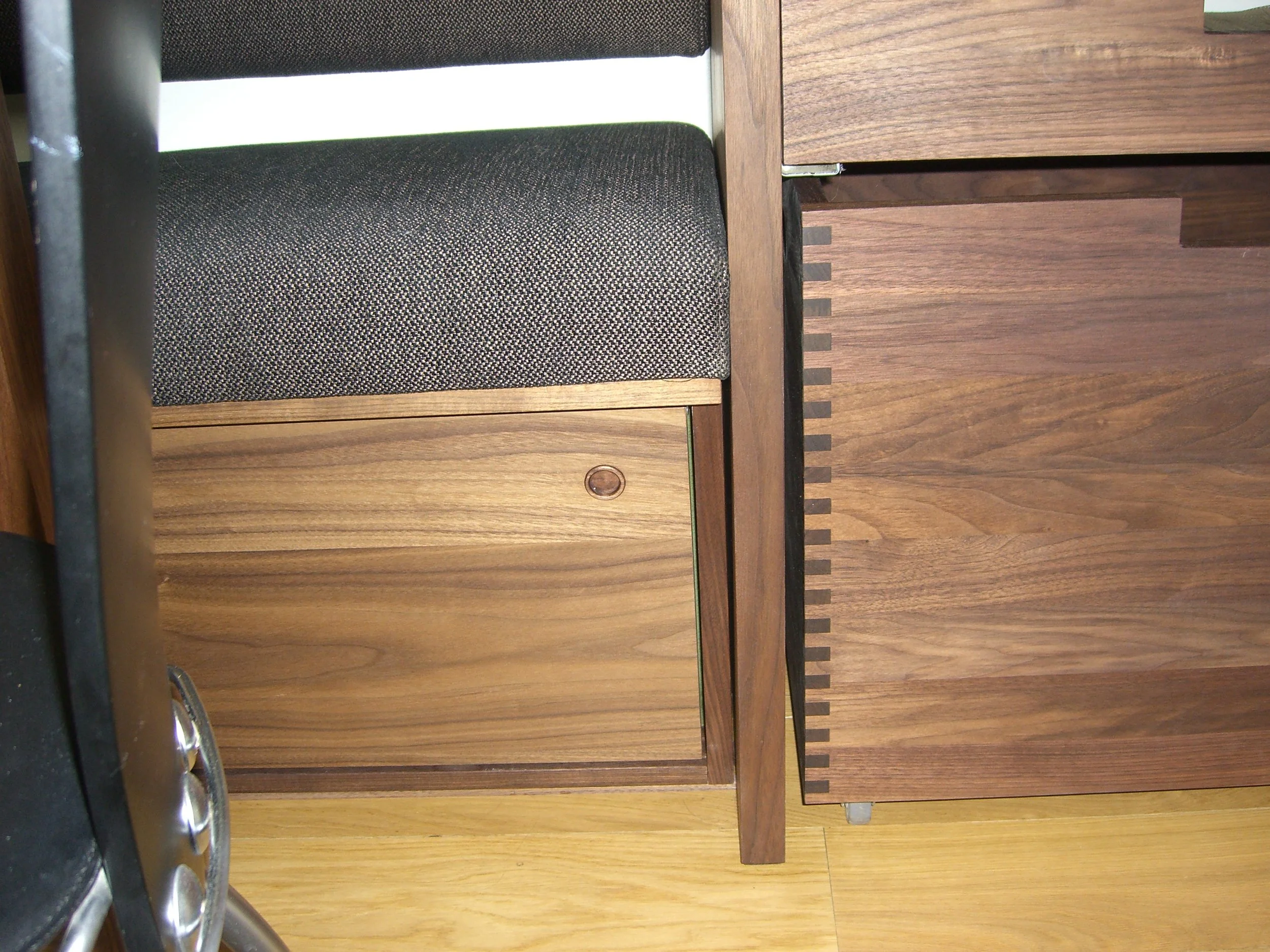 Walnut table,valnutbord, kitchen niche, floating shelving, boxjoints, made by Snekker Travis Johnson