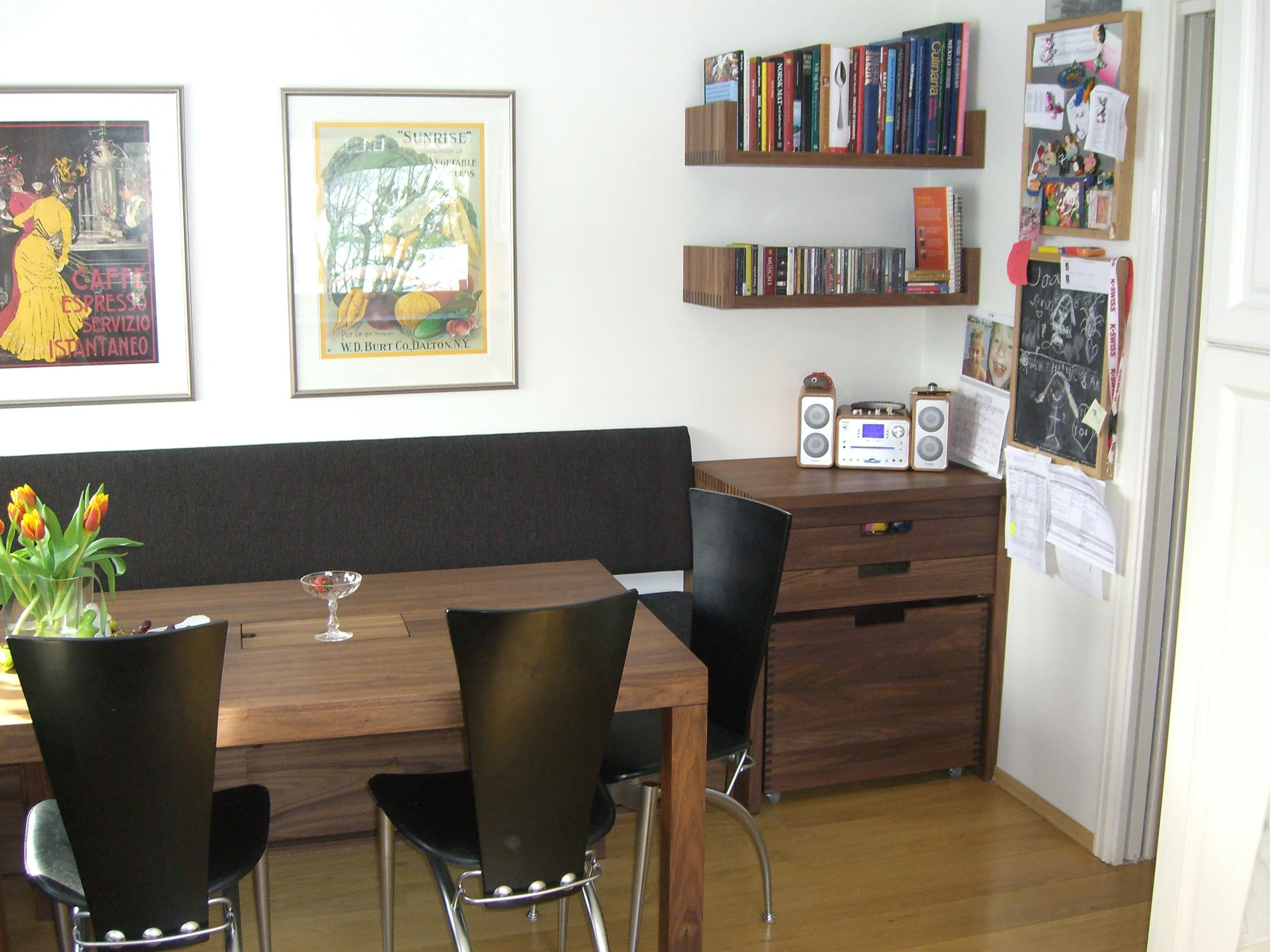 Walnut table,valnutbord, kitchen niche, floating shelving, boxjoints,made by Snekker Travis Johnson