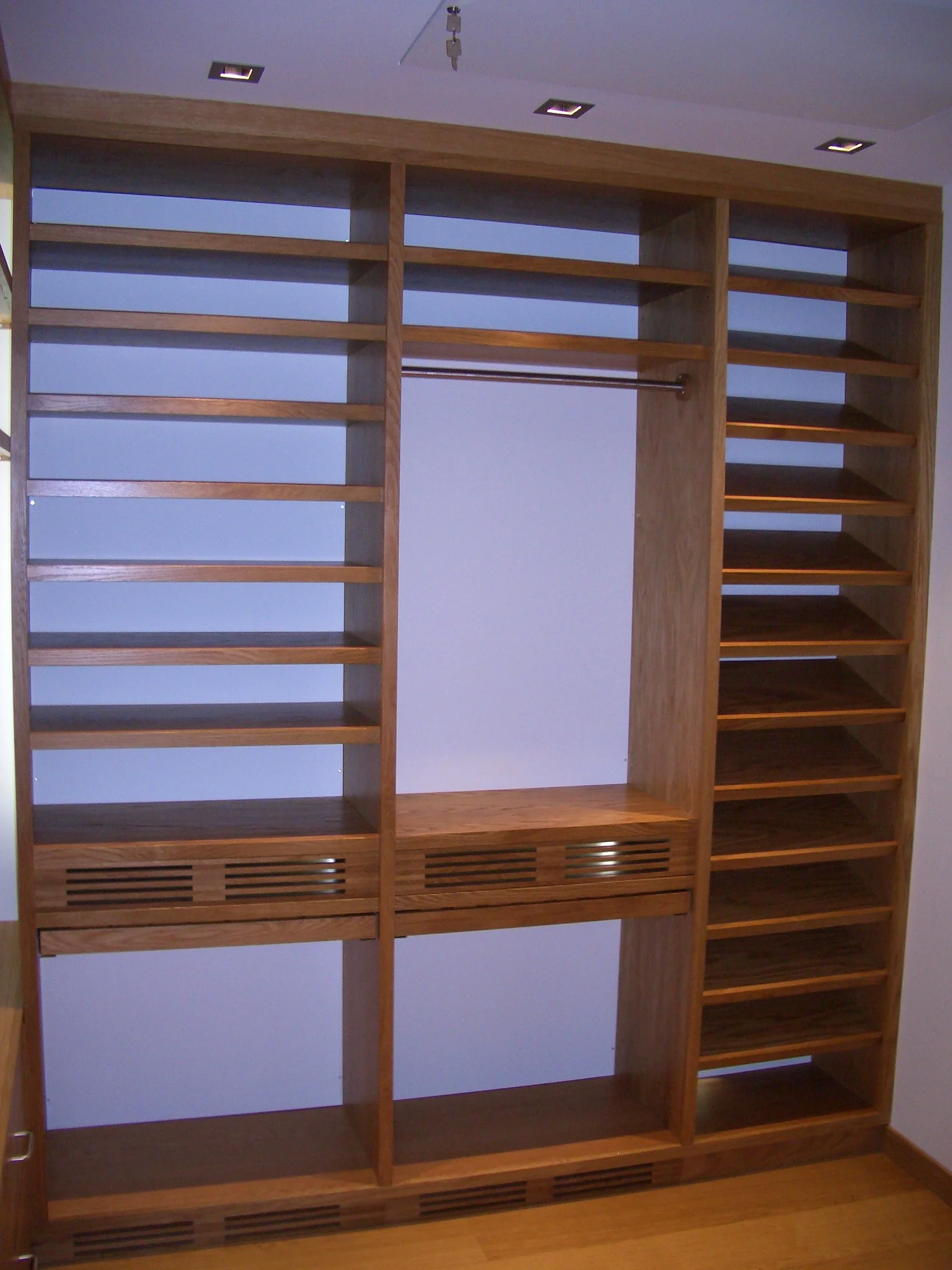 Custom oak walk-in closet, garderobe, made by Snekker Travis Johnson