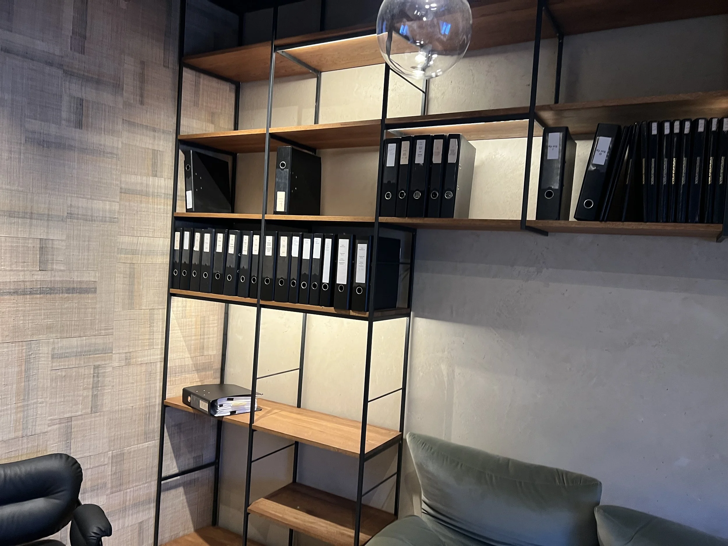 book shelf, bok hyller, oak and steel book shelf, office, ladder book shelf, work space, made by Snekker Travis Johnson