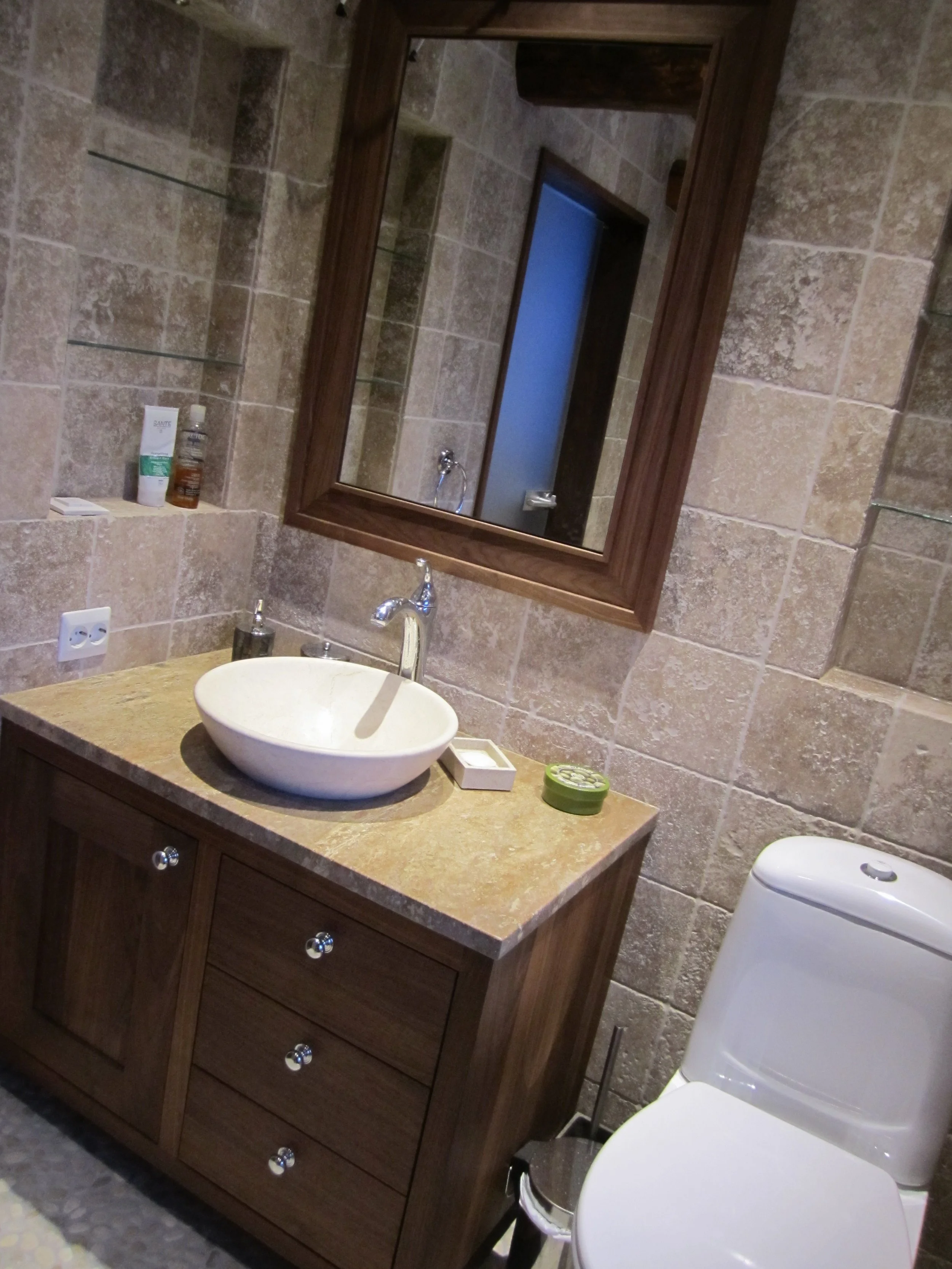 Walnut bathroom cabinet and mirror, valnøtt baderoms møbler og speil, made by Snekker Travis Johnson
