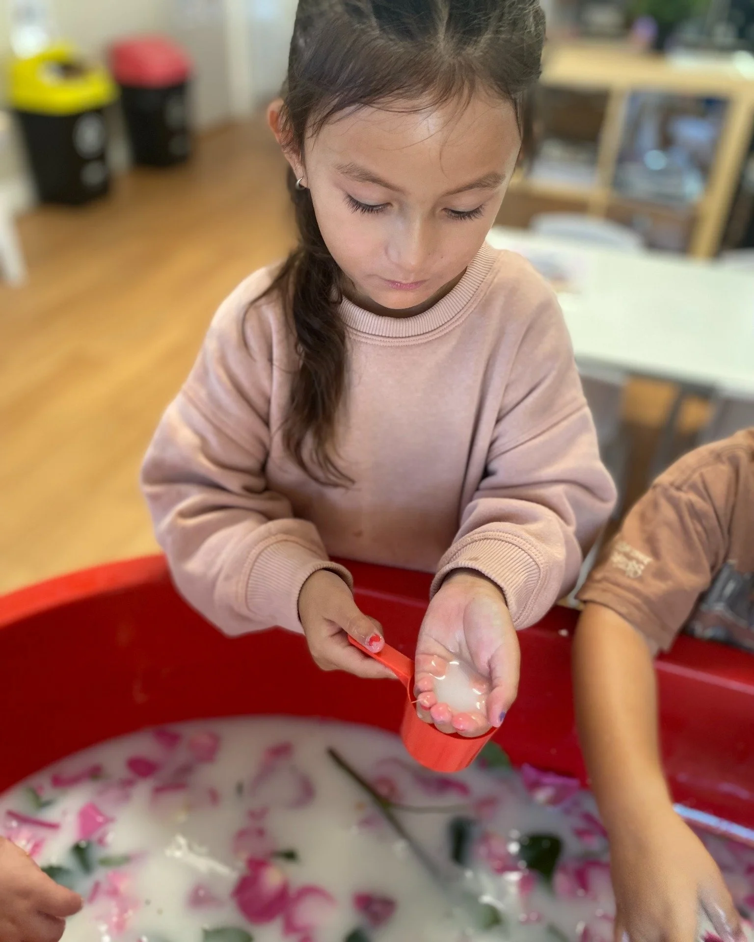 Our senses are powerful tools for learning. Through touch, smell, sight, sound and movement, children make sense of the world around them. Whether it's feeling natural textures, listening to the sounds of Country, or using earth-coloured paints in ar