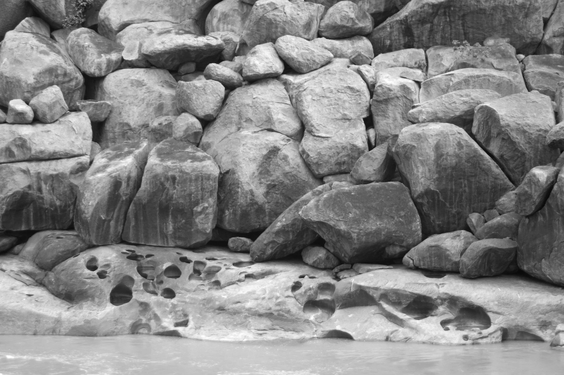 Potholes crafted by River Tungabhadra