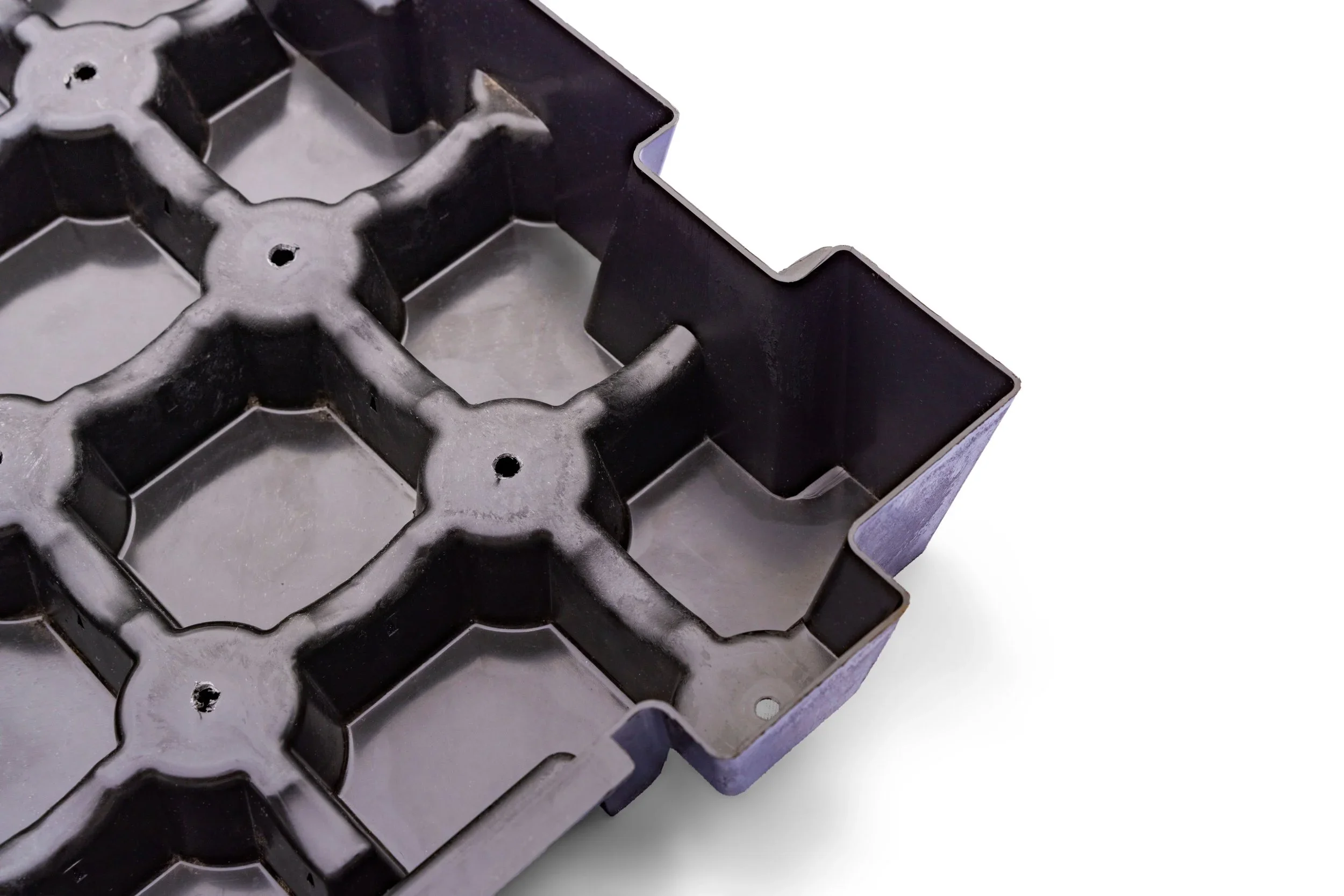 Ett svart krossformigt verktyg för isbitar sänkt i ett stycke.