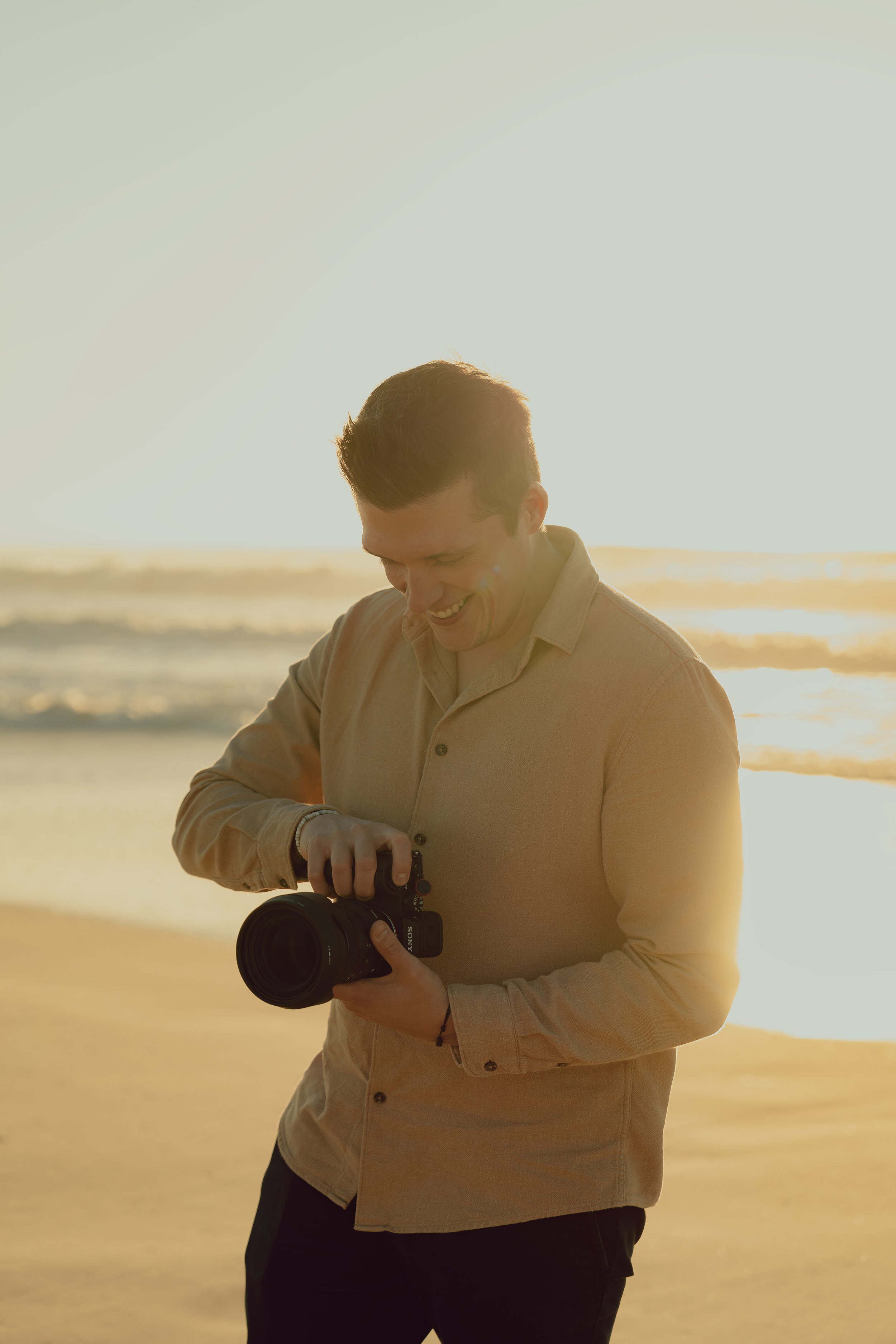 Portrait du photographe de mariage et lifestyle Slv_Photography basée dans le Sud-Ouest sur une plage au coucher du soleil