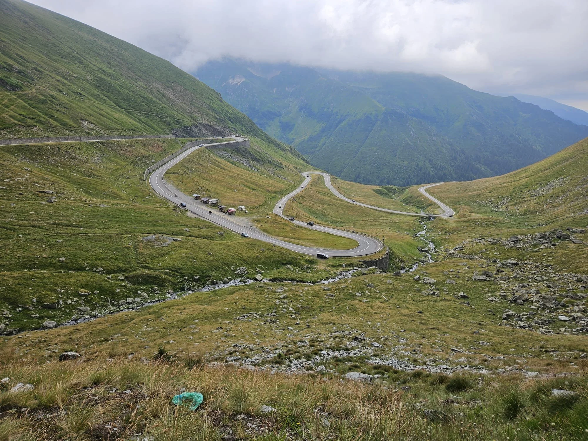 Passstrasse Kurve Sportwagen leer Vollgas