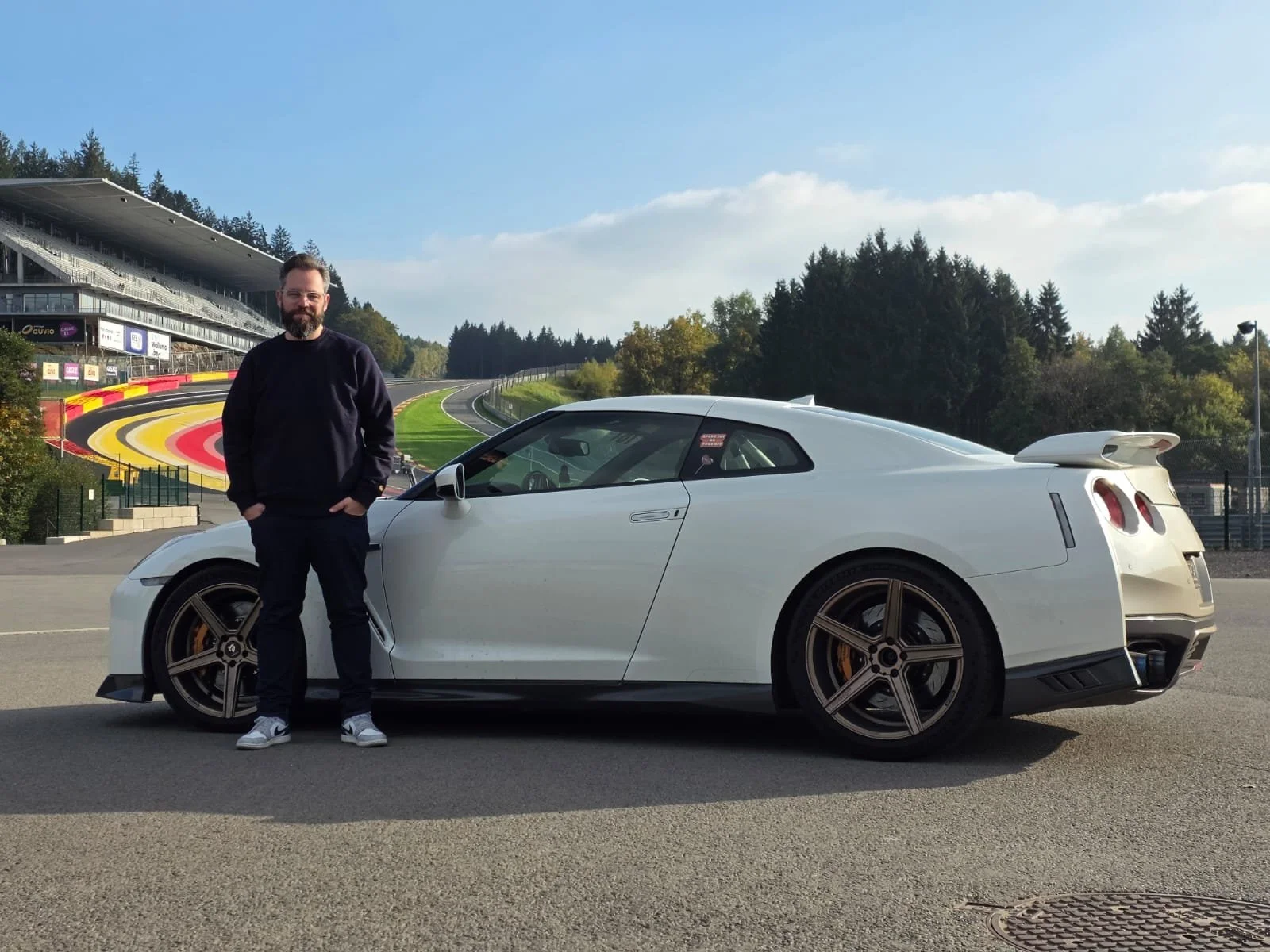 Nissan GT-R R35 nahe der Eau Rouge auf der Rennstrecke in Spa.