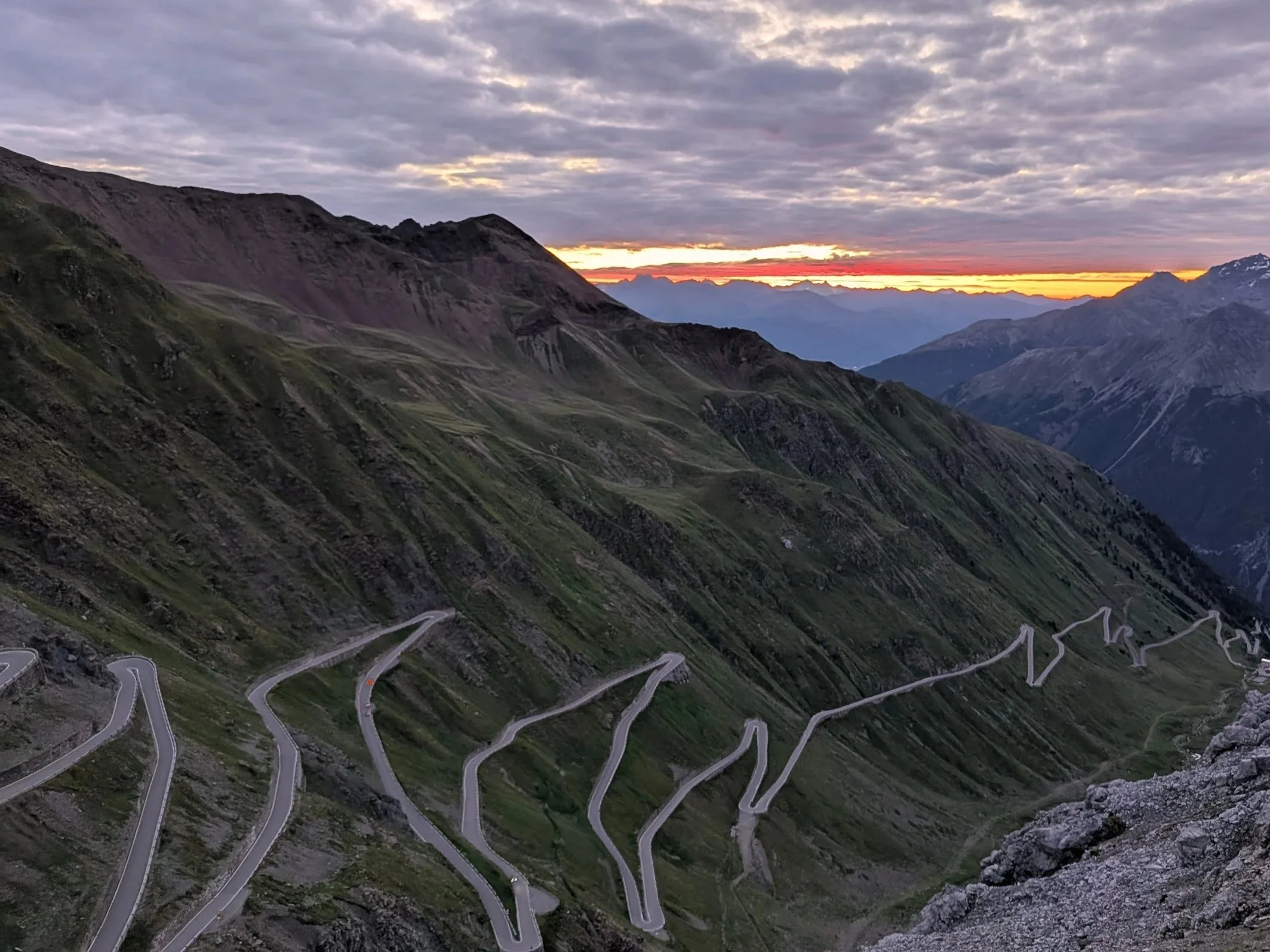 Das Stilfser Joch im Sonnenaufgang, gesehen von der Tibet Hütte.