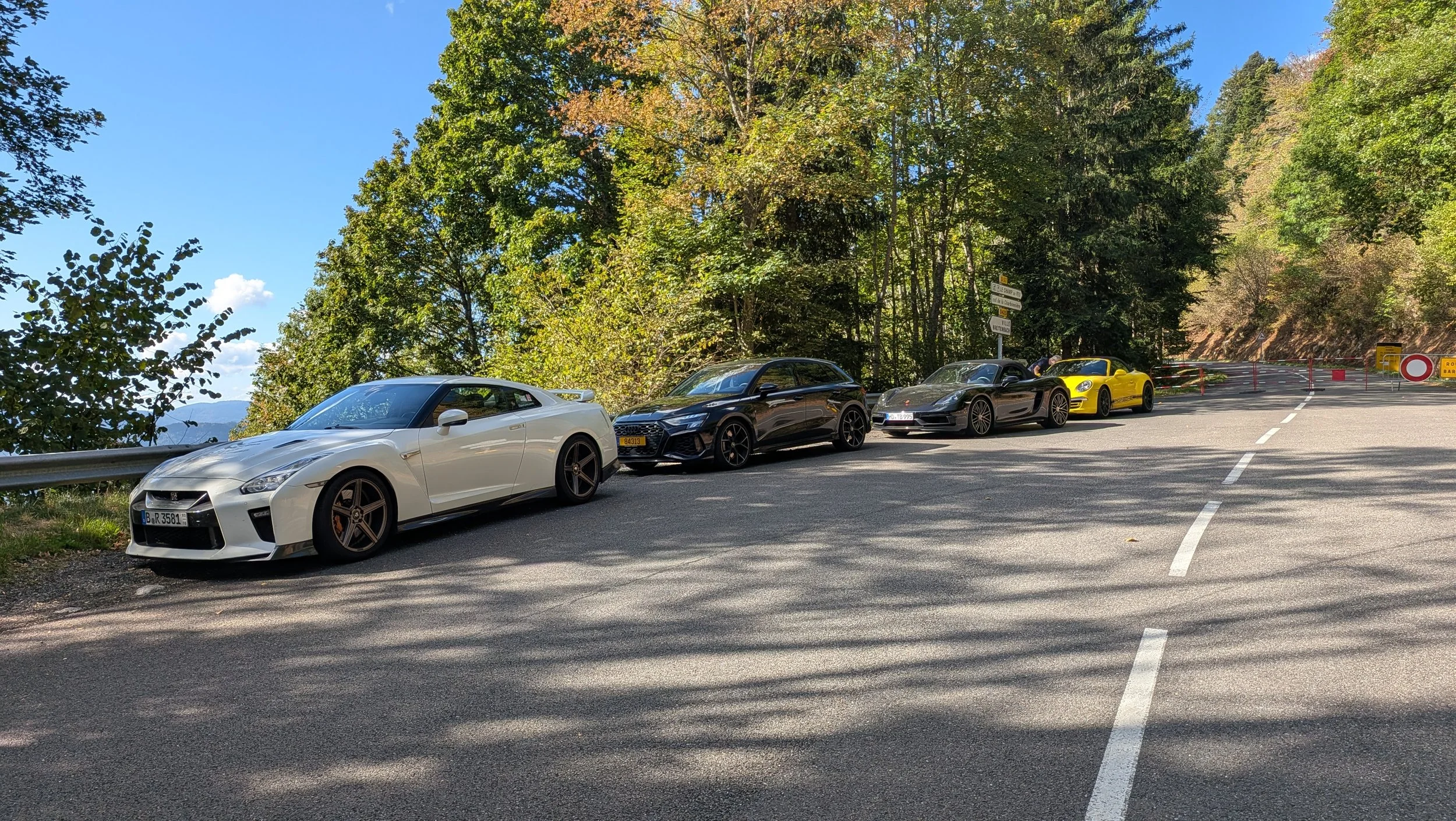 4 Sportwagen während einer Pause in den Vogesen