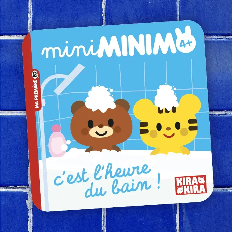 Livre pour enfants avec des dessins d'animaux de bain, un ours et un tigre, indiquant l'heure du bain, avec un fond de carreaux bleus.