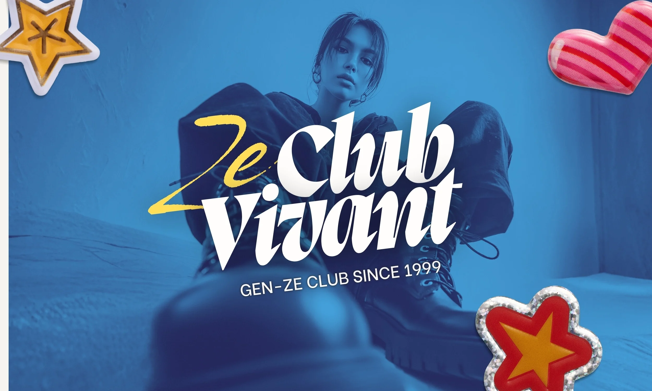 Une affiche promotionnelle pour le '2e club voyant' montrant une jeune femme en vêtements décontractés, assise sur le sol, avec des décorations de biscuits en forme d'étoiles et de cœurs autour d'elle, le texte indique 'GEN-ZE CLUB SINCE 1999'.