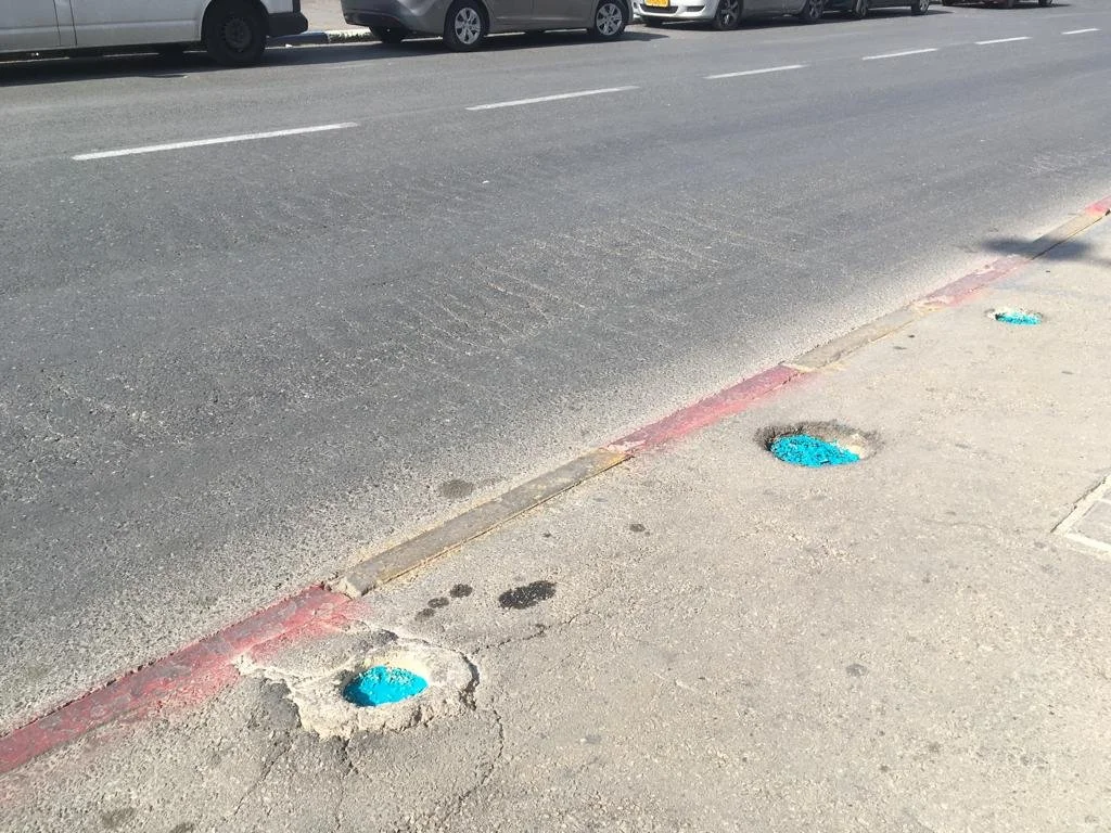 חורים מחוץ לתחנת אותטובוס.jpg