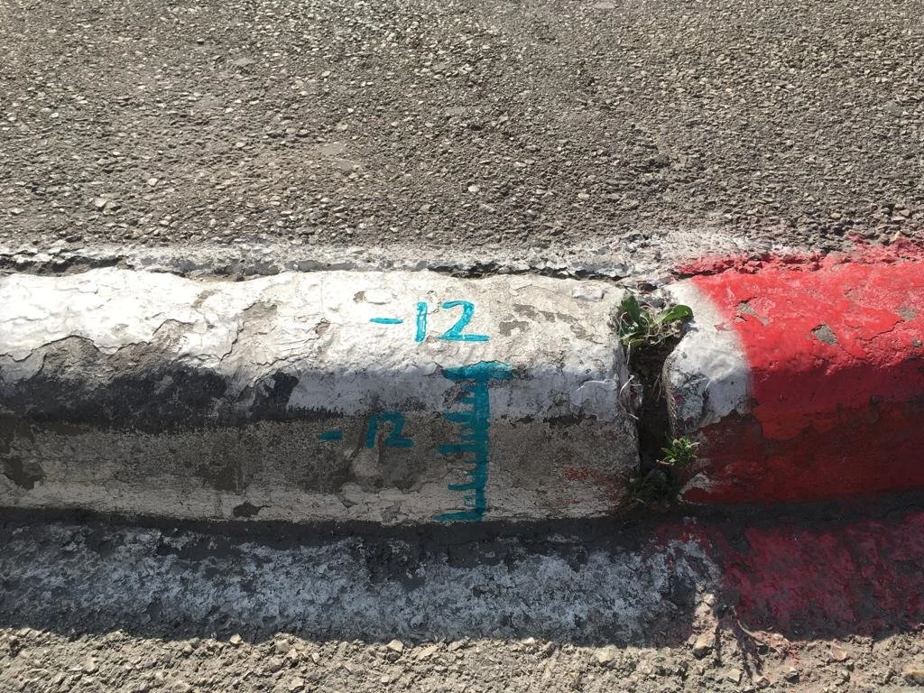 ירידה ב12 סמ לכביש כדי לאפשר חצייה.jpg