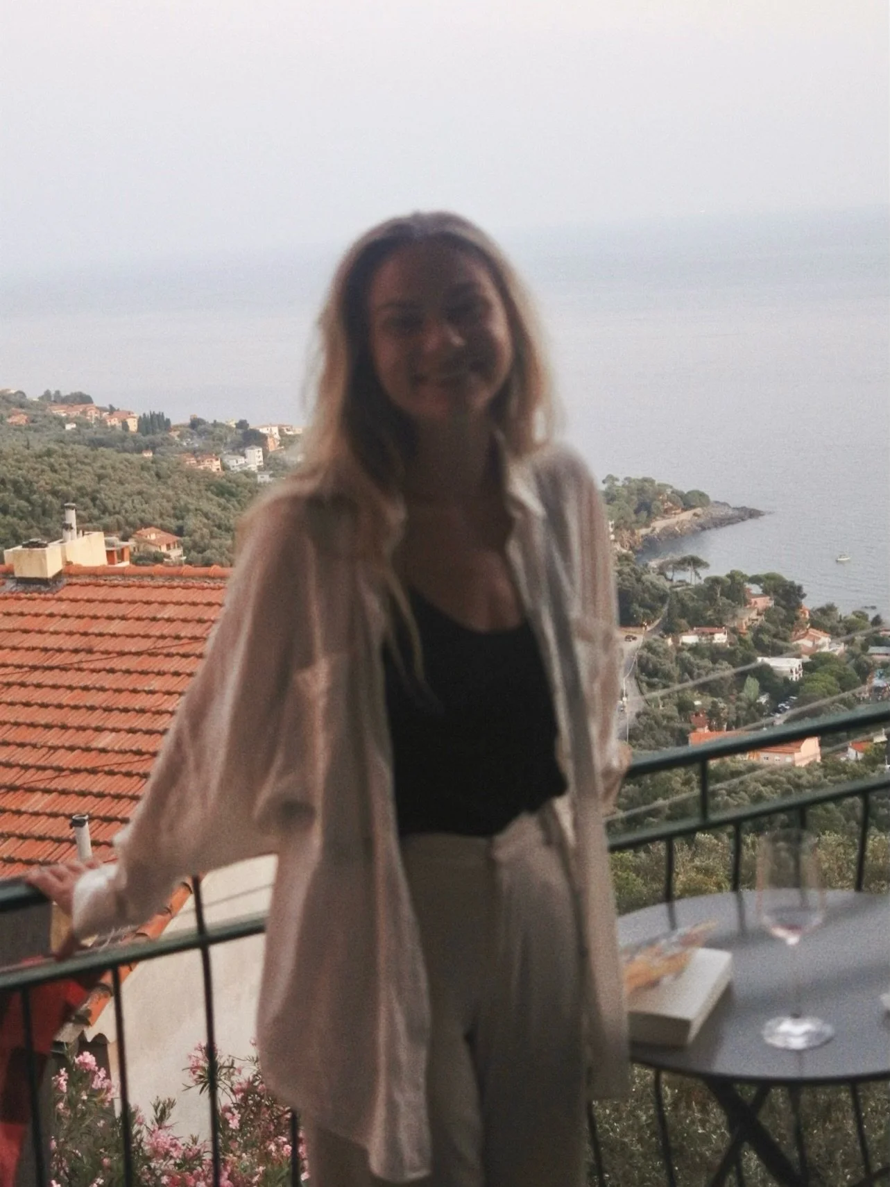 Everyone&rsquo;s got Christmas fever and I just want to get away and travel 💆🏼&zwj;♀️

One more amore added to my list: a tiny, Cinque Terre like village called Tellaro. 

We hiked steep hills up and down to reach the beach in 30 degrees and that w