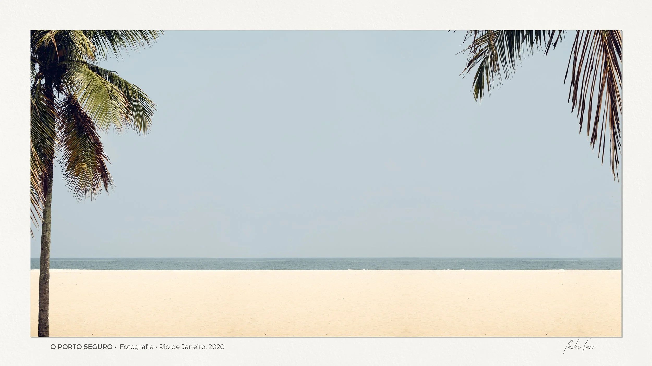 Fotografia autoral de paisagem litorânea minimalista intitulada 'O Porto Seguro' por Pedro Ferr. A imagem apresenta uma linha do horizonte perfeitamente reta e estável dividindo o mar azul profundo e um céu claro. Em primeiro plano, areia clara e lim