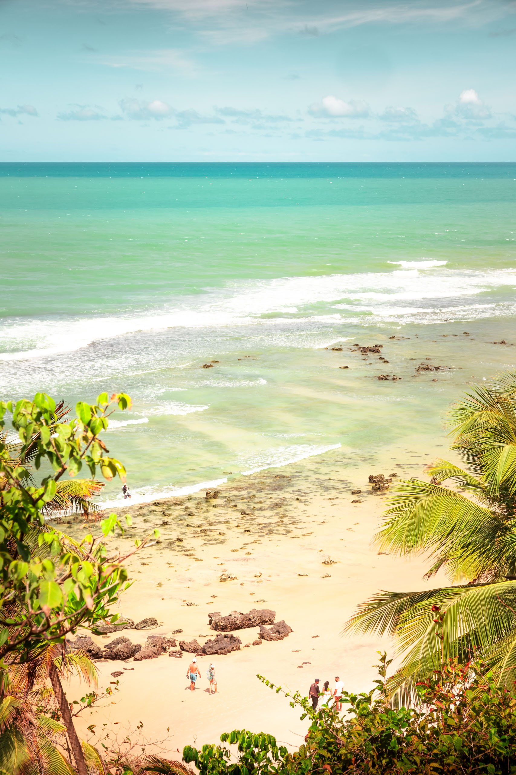 Fotografia fine art de praia no Rio Grande do Norte vista do alto com mar turquesa, faixa de areia clara e coqueiros, indicada para clientes que querem leveza tropical em salas luminosas, varandas integradas, clínicas, escritórios criativos e ambient