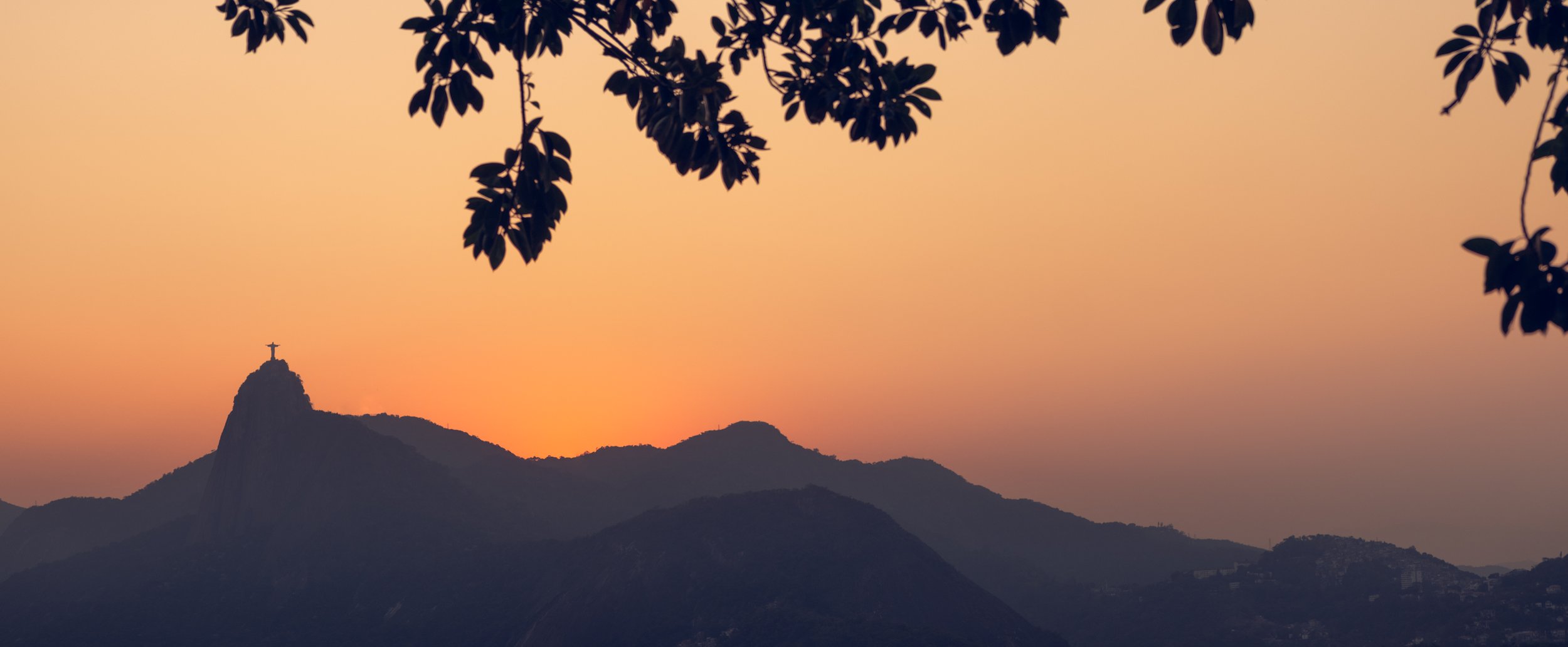 cristo-redentor-pordosol-rio-de-janeiro-horizonte-laranja-minimalista