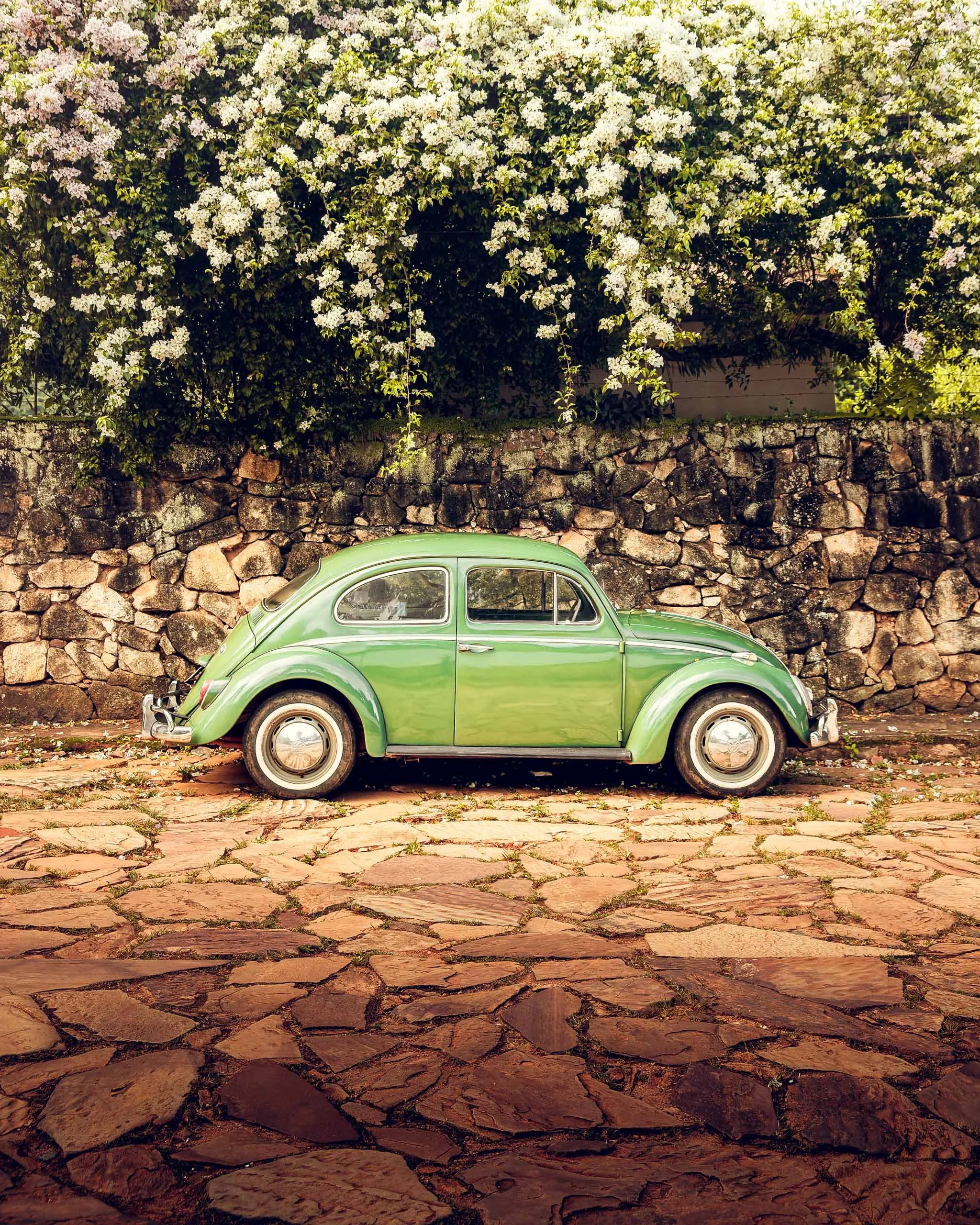 fusca-verde-rua-de-pedra-interior-de-minas-fotografia-fine-art-brasileira