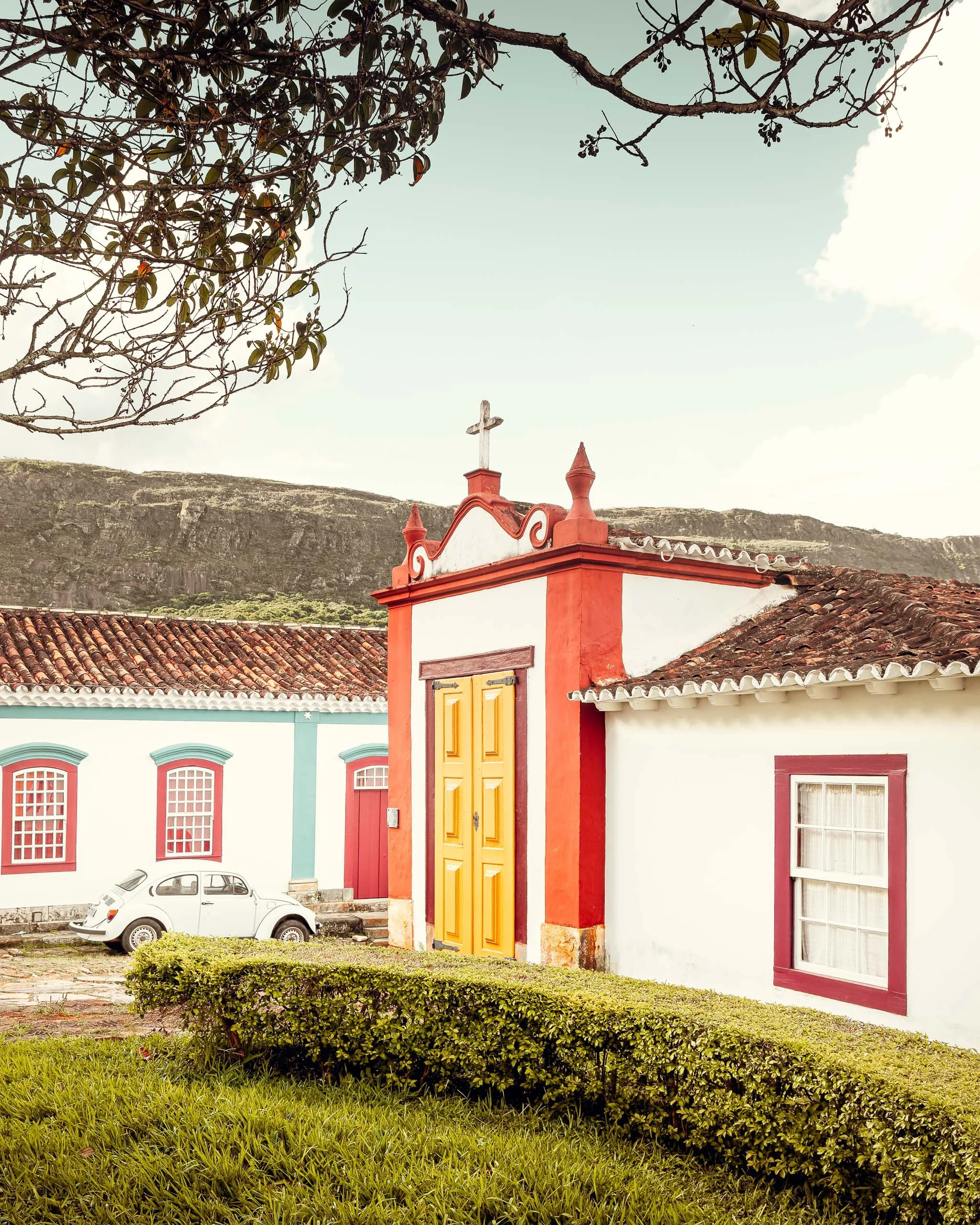 capela-colonial-detalhes-coloridos-interior-de-minas-fotografia-para-decor