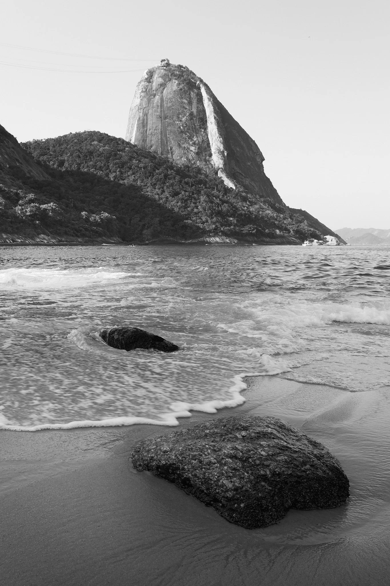 quadro-rio-de-janeiro-preto-e-branco-pao-de-acucar-pedra-mar-urca
