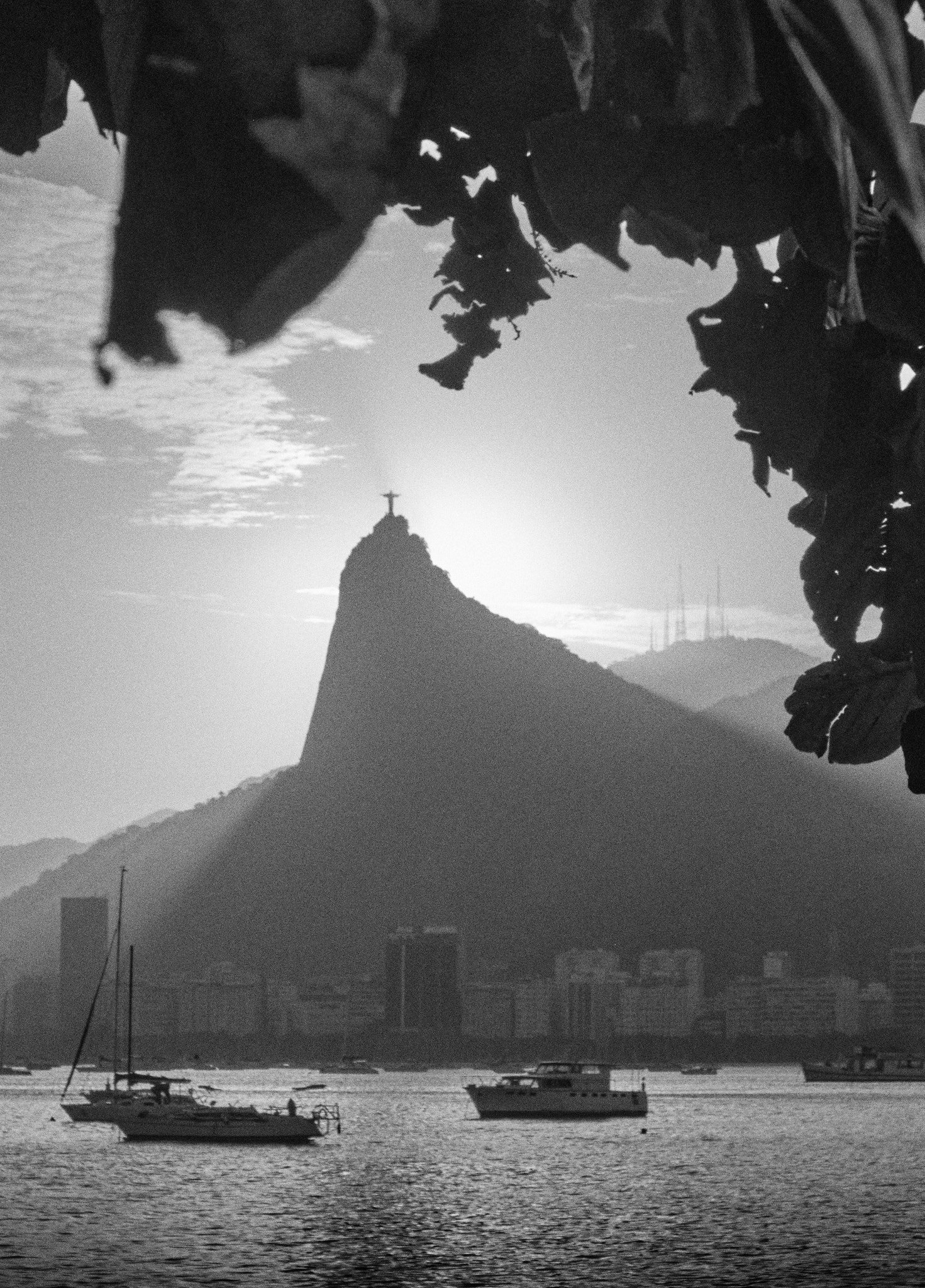quadro-rio-de-janeiro-preto-e-branco-cristo-redentor-barcos-contraluz