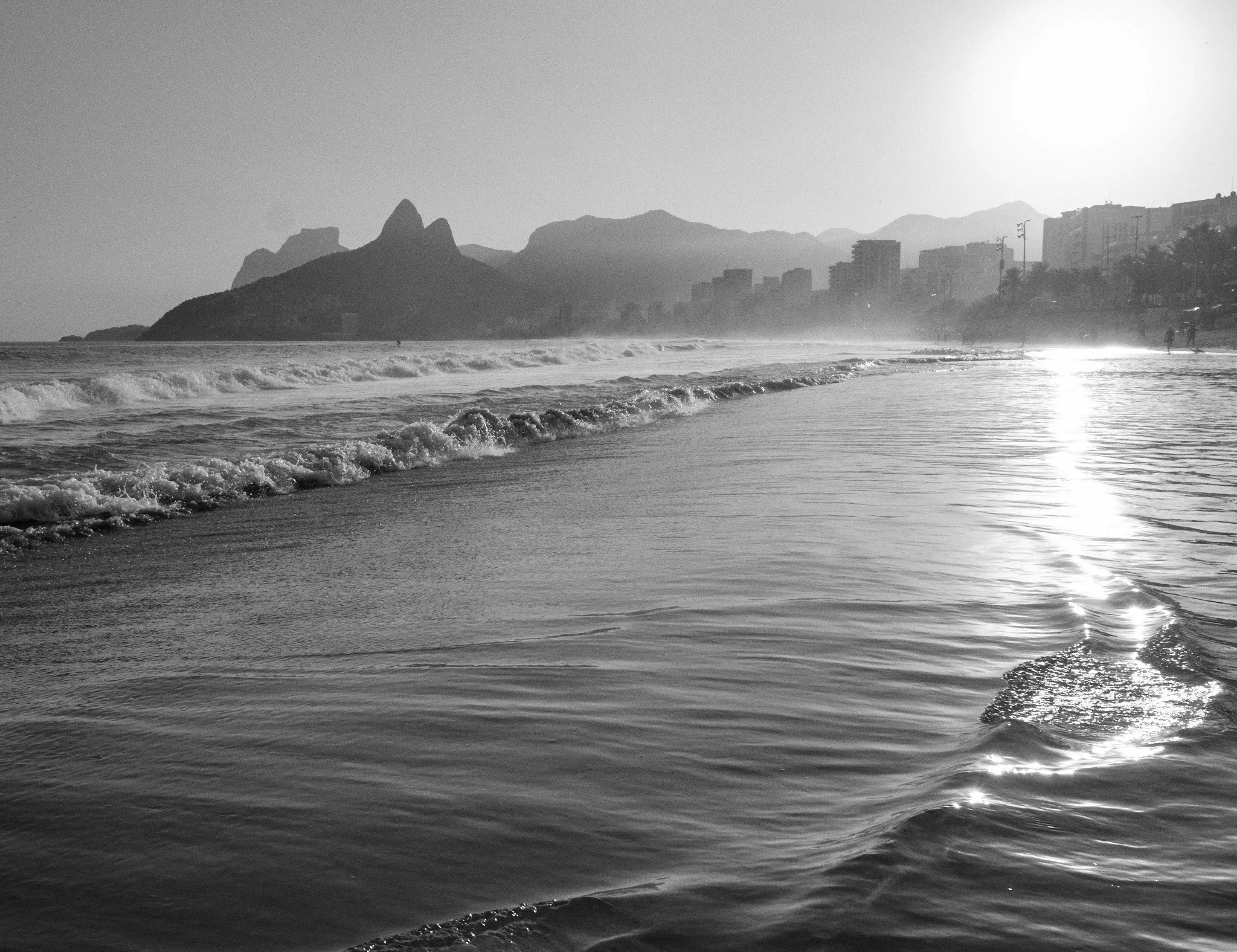quadro-rio-de-janeiro-preto-e-branco-ipanema-reflexo-luz-mar