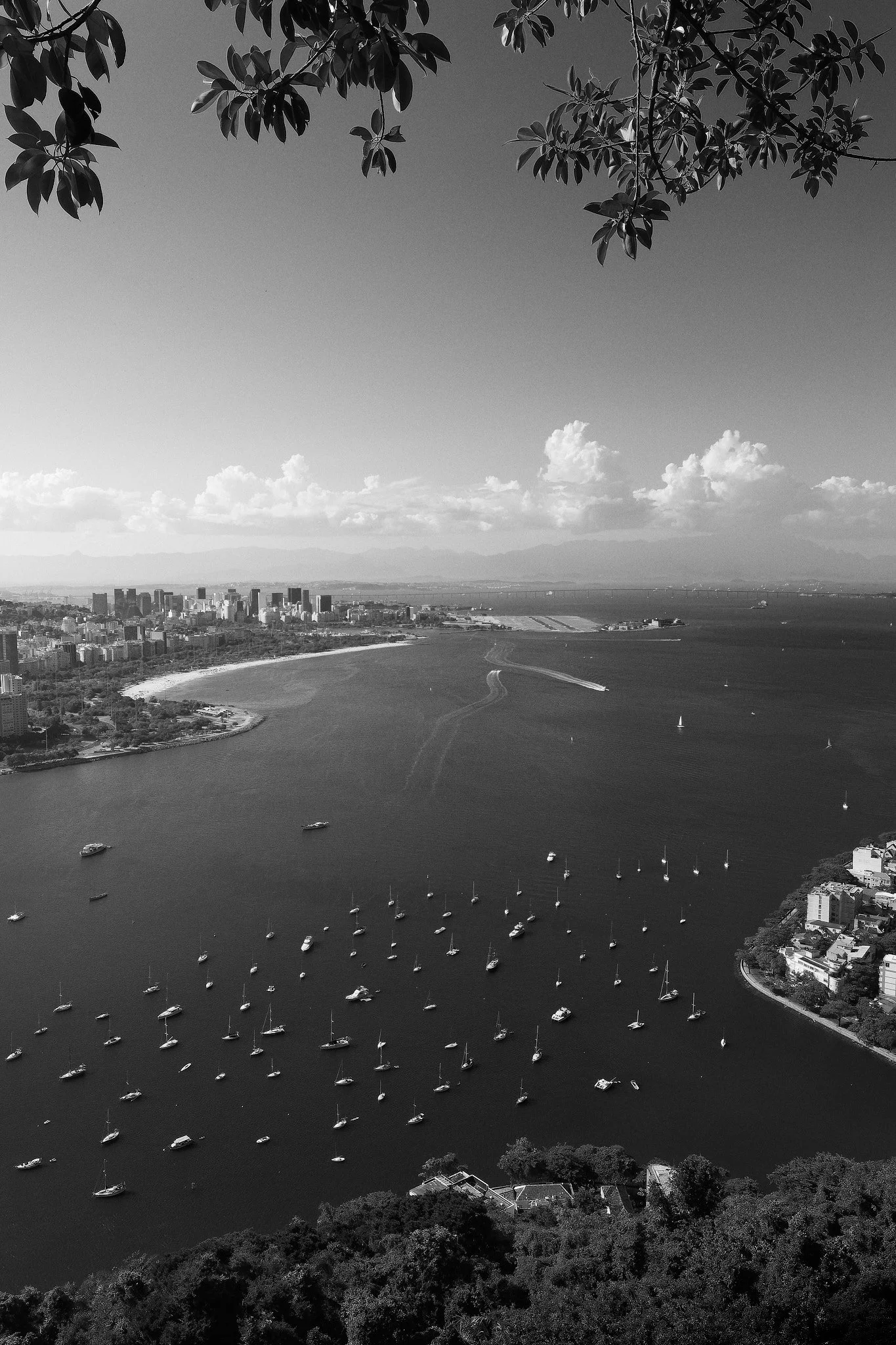 quadro-rio-de-janeiro-preto-e-branco-vista-aerea-baia-guanabara-barcos