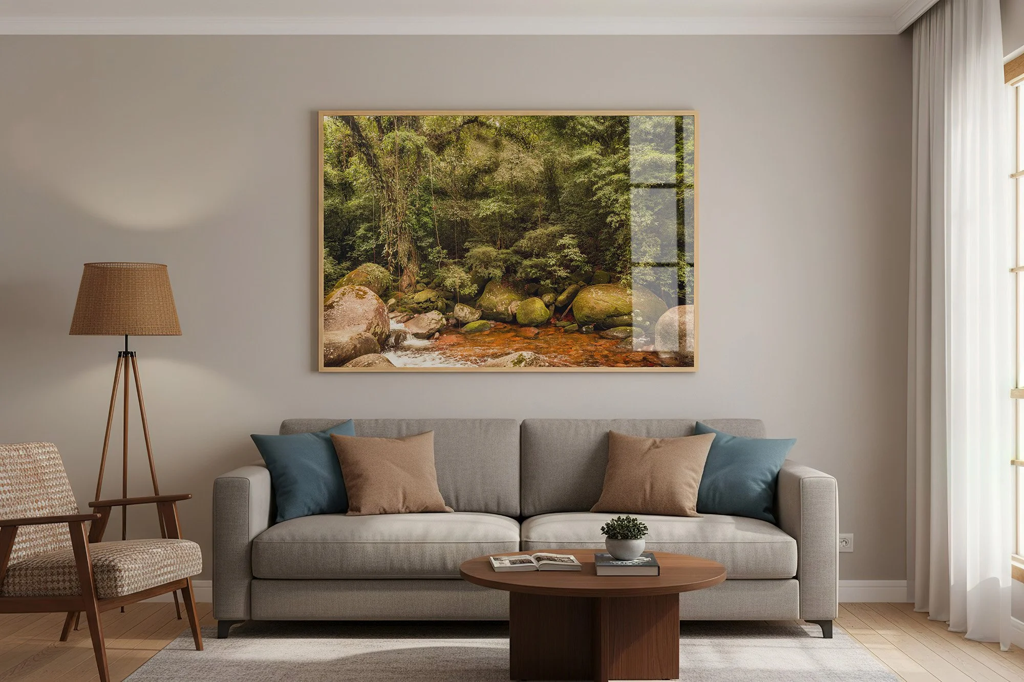 Sala de estar com sofá cinza, almofadas azul e bege, mesa de centro de madeira, luminária de piso de madeira, retrato de natureza na parede e cortinas brancas ao lado da janela.