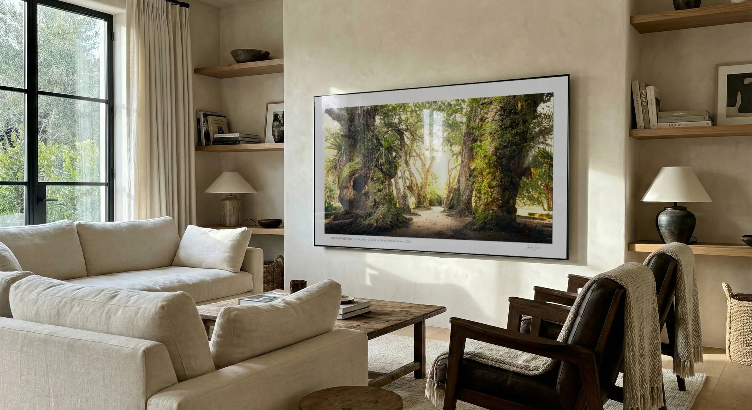 Fotografia Fine Art 'Jardim Botânico' da Coleção Respiro de Pedro Ferr, otimizada para exposição digital 4K em Smart TVs. Imagem de floresta tropical com luz filtrada simulando impressão em papel algodão.