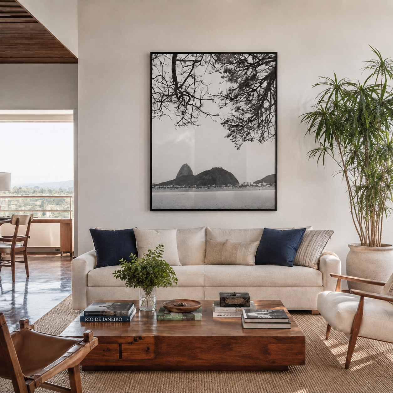 Quadro fotográfico em preto e branco do Pao de Acucar visto de Botafogo emoldurado por galhos, em sala com sofá bege e mesa de madeira - fotografia autoral fine art Pedro Ferr