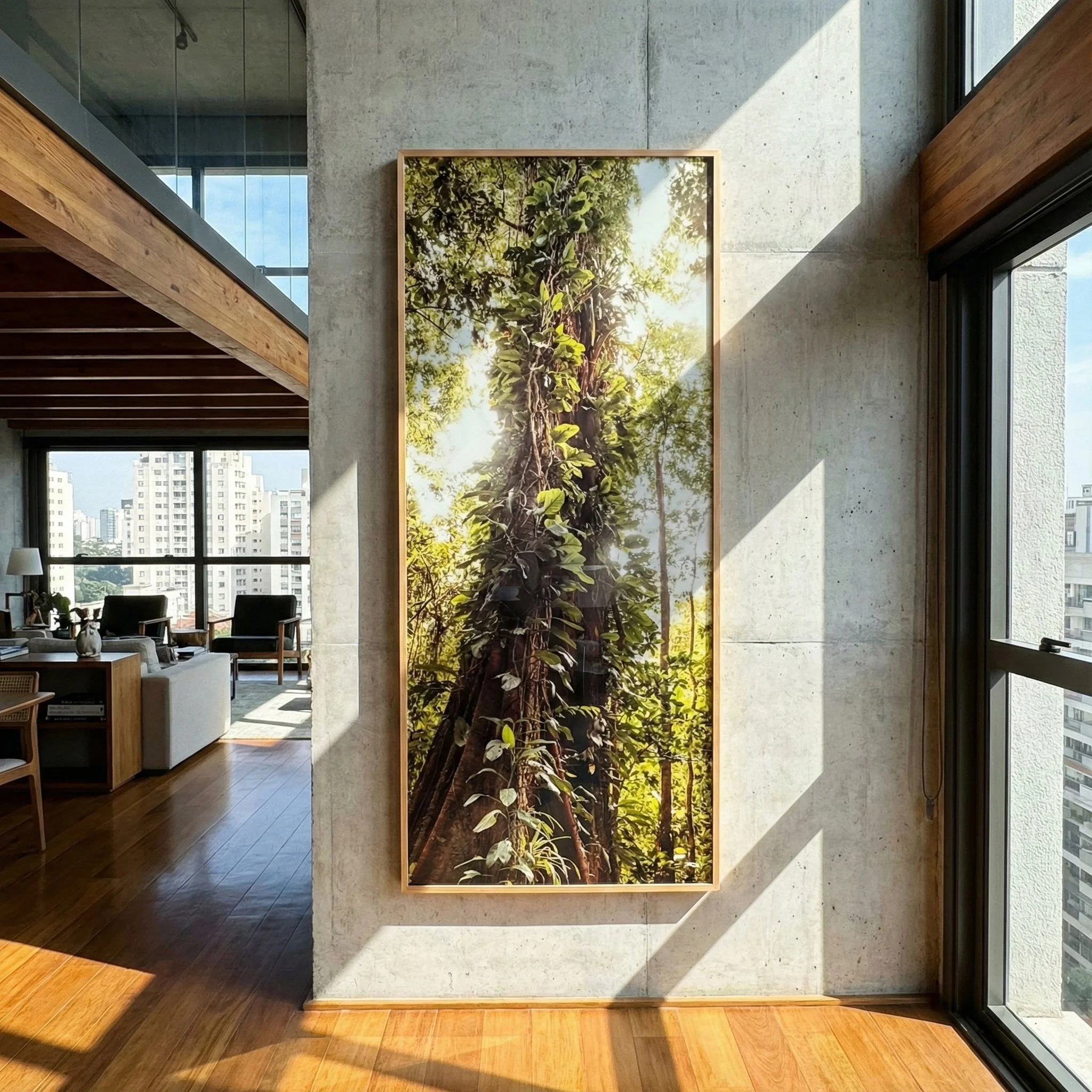 Painel vertical de tronco e cipós da floresta, banhado por luz solar intensa. Evoca refúgio e vitalidade da natureza. Fotografia Fine Art autoral de Pedro Ferr, qualidade museológica para colecionadores.