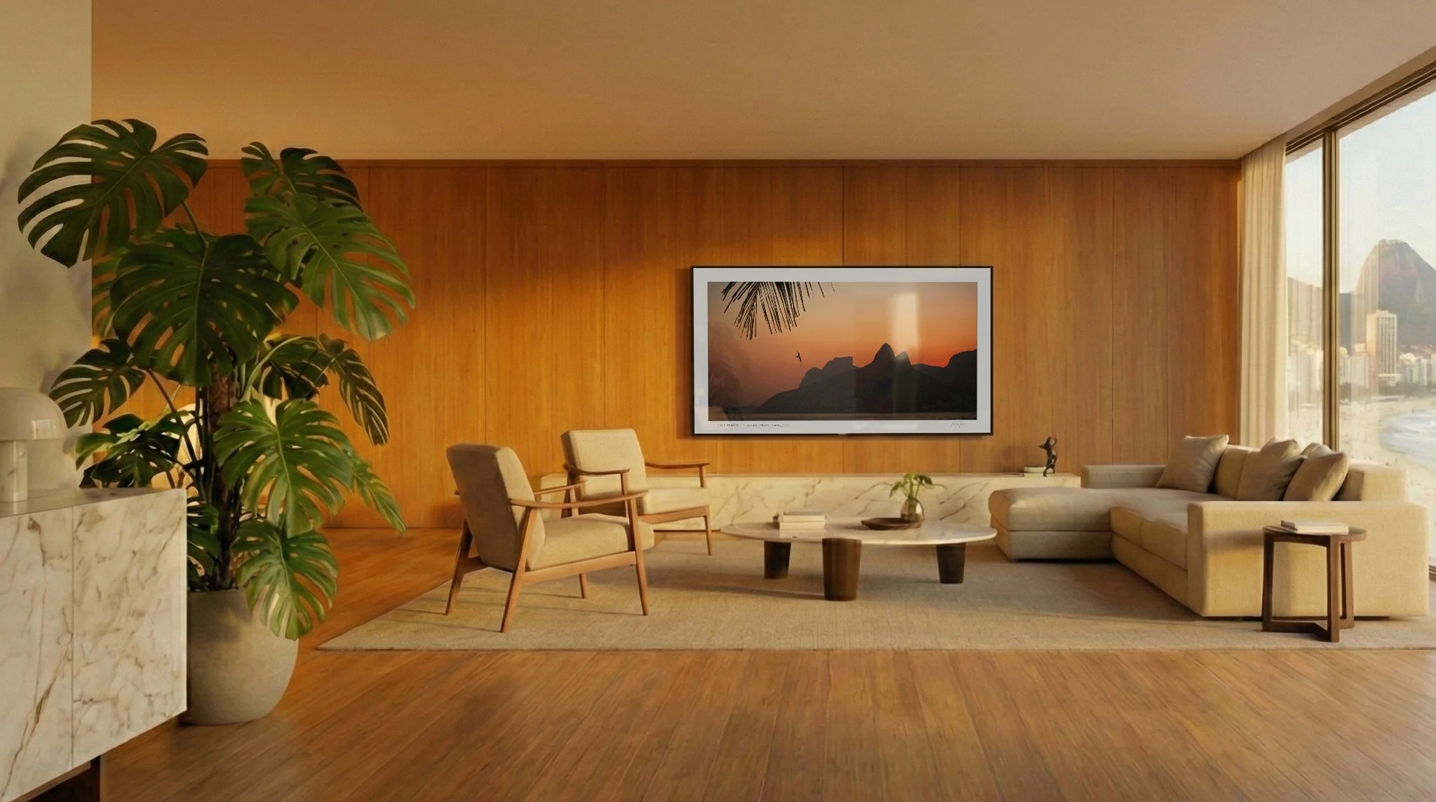 Sala de estar com vista para o mar, destacando uma Smart TV exibindo a fotografia do pôr do sol no Rio de Janeiro com palmeiras e montanhas. Fotografia Fine Art autoral de Pedro Ferr, Galeria Digital em 4K para design de interiores e colecionadores.