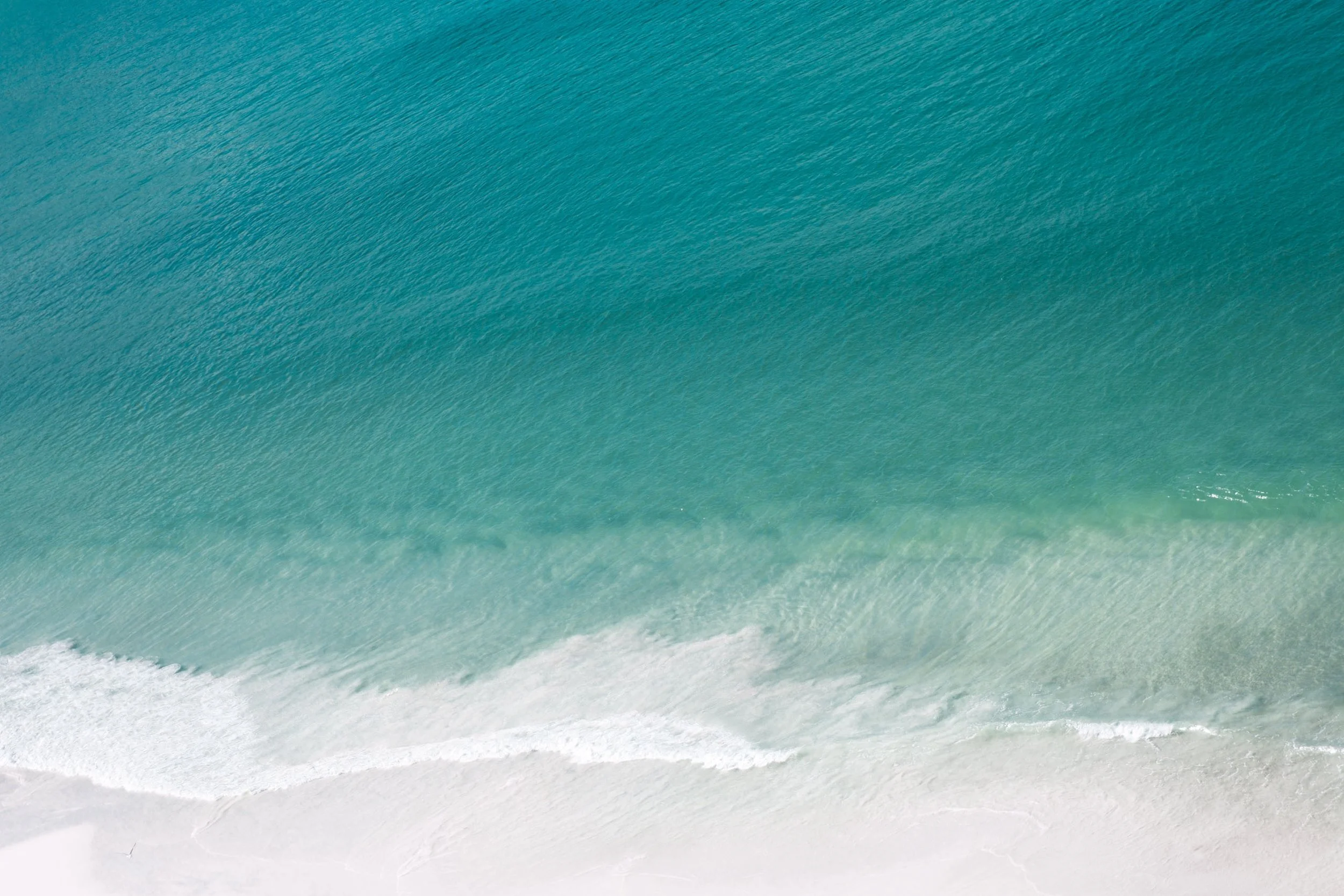 Superfície do mar em tons de azul claro com transições suaves, usada como quadro para ambientes que pedem calma e estética limpa.