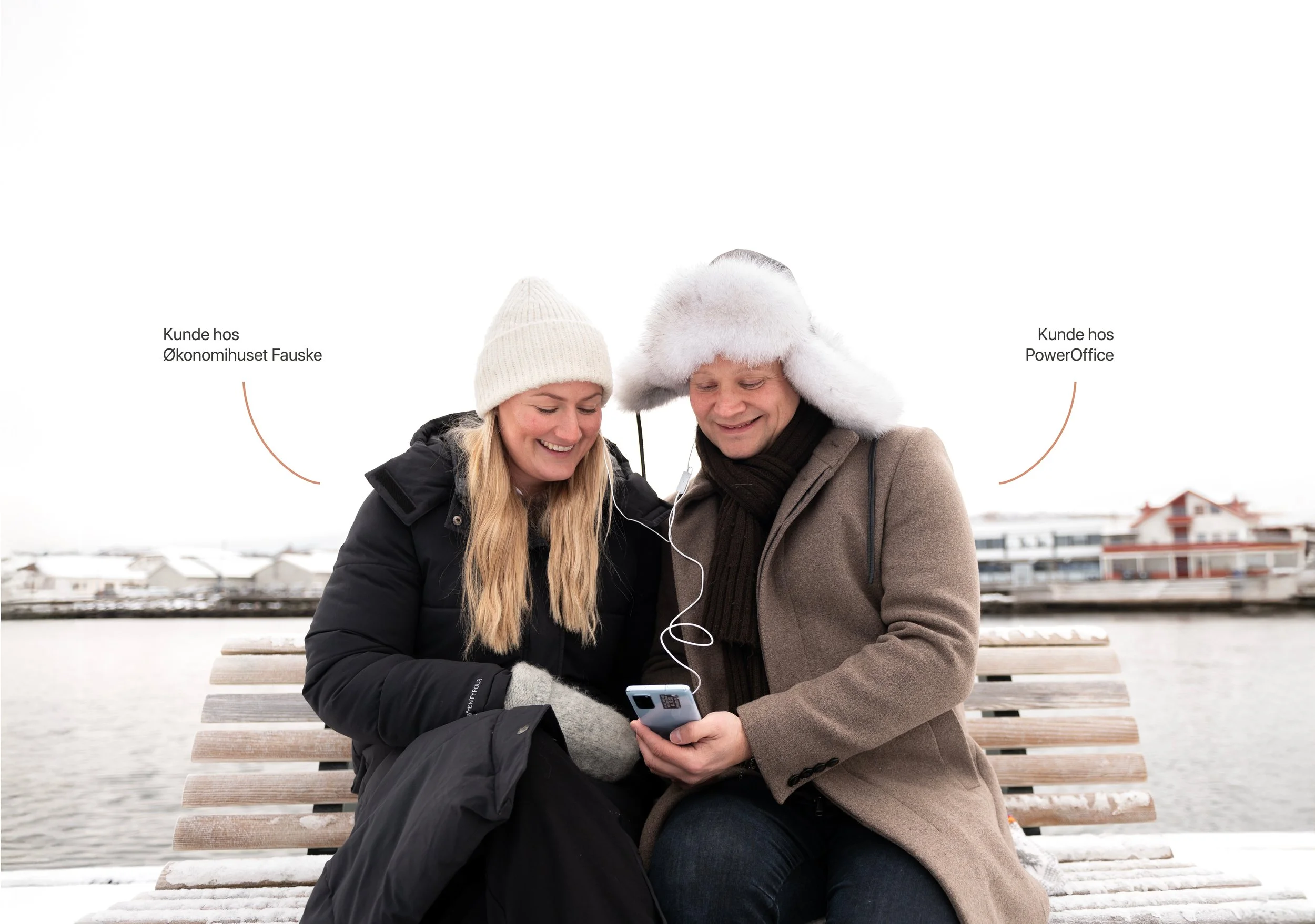 Ansatte hos Økonomihuset Fauske som snakker i samme telefon for å vise at alle som bruker PowerOffice kan ringe dem for support