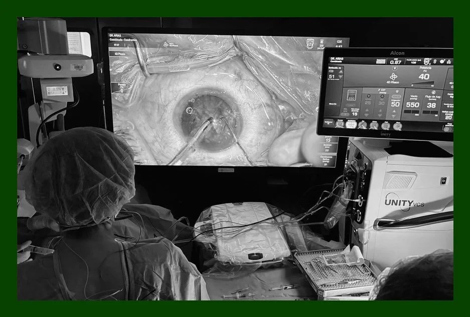 💉👁️ El 30 d&rsquo;octubre passat el Dr. Llu&iacute;s Arias va participar com a cirurgi&agrave; principal en un curs de cirurgia en directe 3D a l&rsquo;Hospital de la Pau de Madrid. Va operar una pacient que presentava #Cataracta i #ForatMacular la