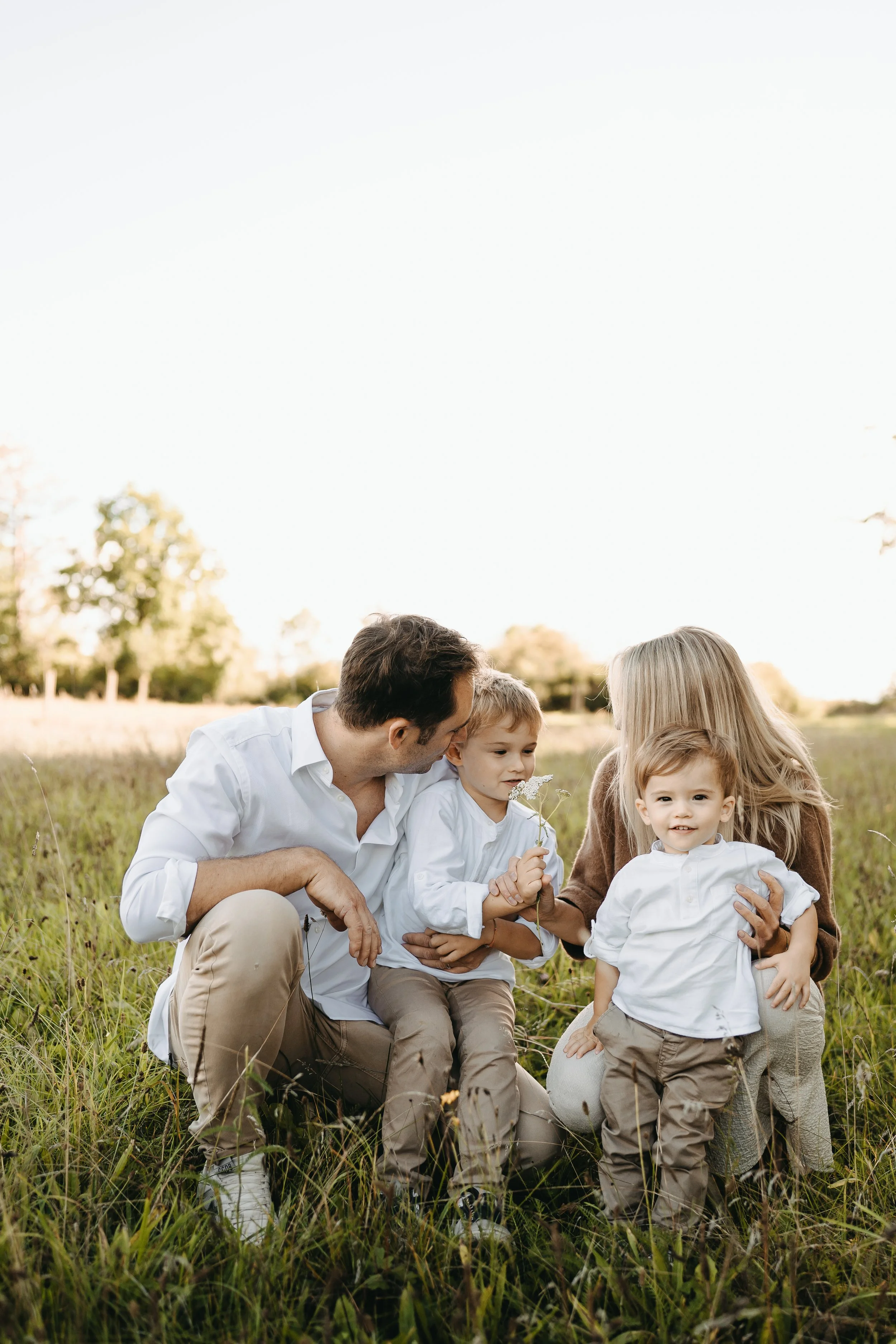 Familie im Grünen, Eltern und zwei Kinder, Natur, Spaziergang, Sommer