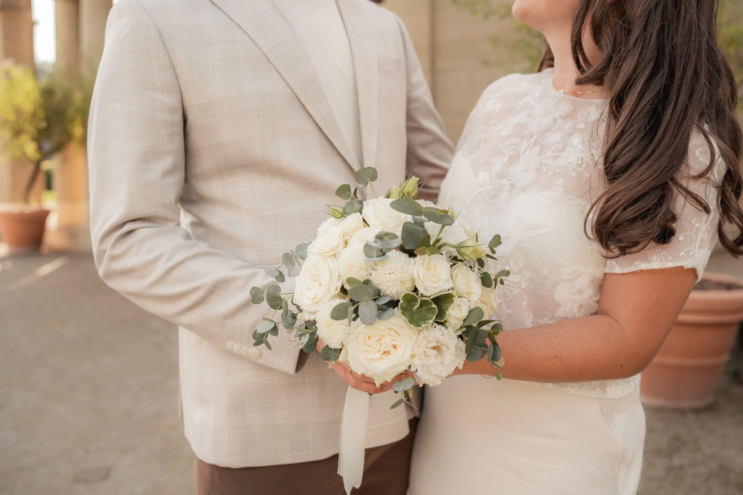 Braut hält einen weißen Blumenstrauß bei einer Hochzeit.